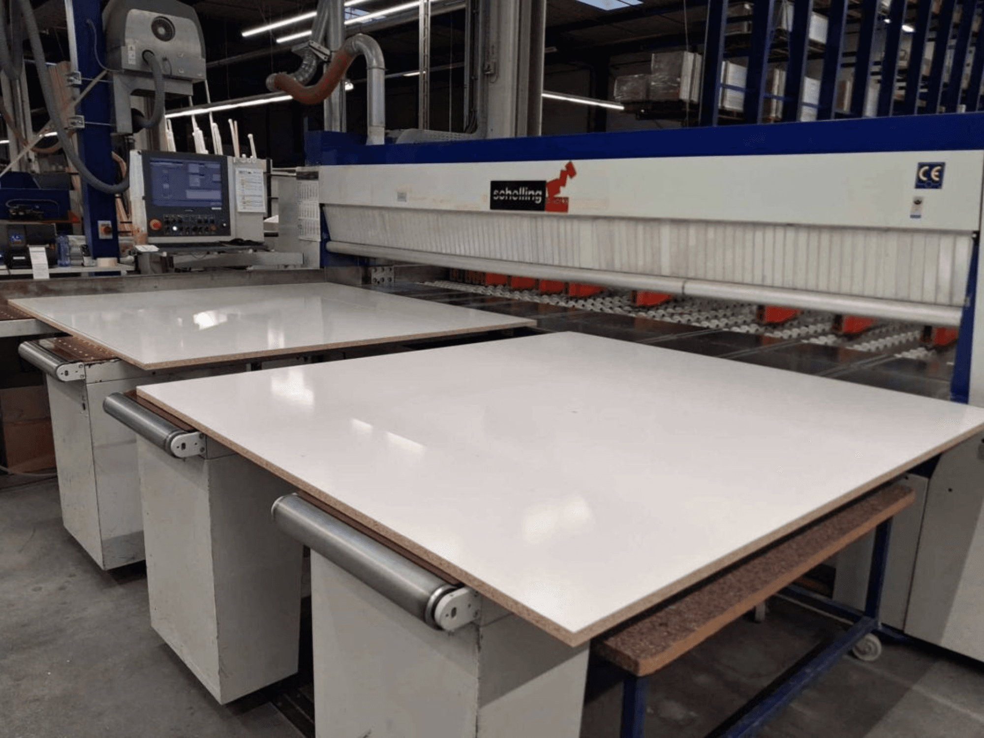 SCHELLING FM-H 430 plaadisae esivaade, kus on näha valge lõikelaua, juhtpaneel ja saetera ala.
