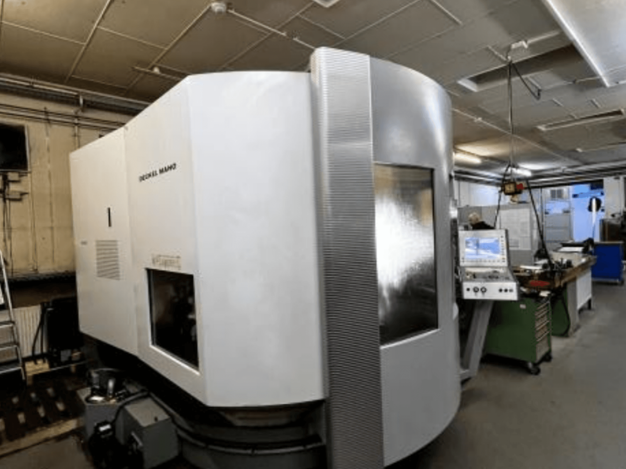 SODICK MAKO CNC-tööpink töökojas, külgvaade, taustal on näha juhtpaneel ja tööala.