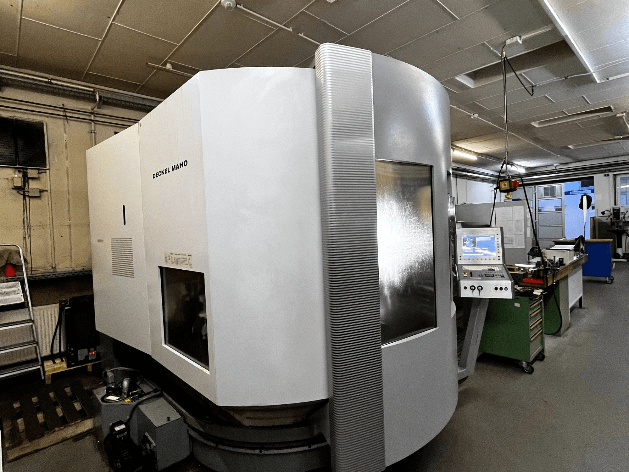 Deckel Maho CNC-tööpink, esivaade, valge välisilme, juhtpaneel nähtav, töökoja seade.