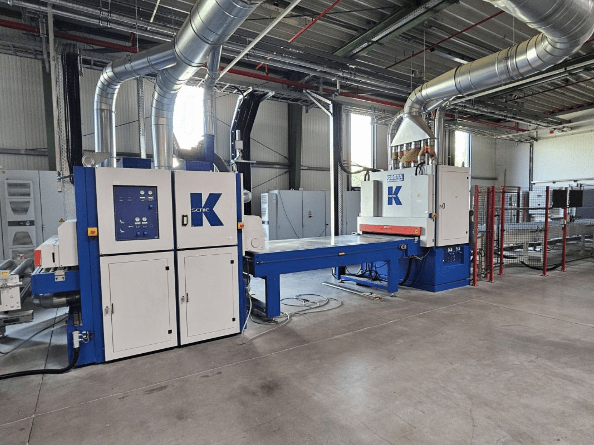 BURKLE EKMH 1300 lamineerimispress esiplaanil, millel on juhtpaneel ja suur pressplaat tööstuslikus keskkonnas.