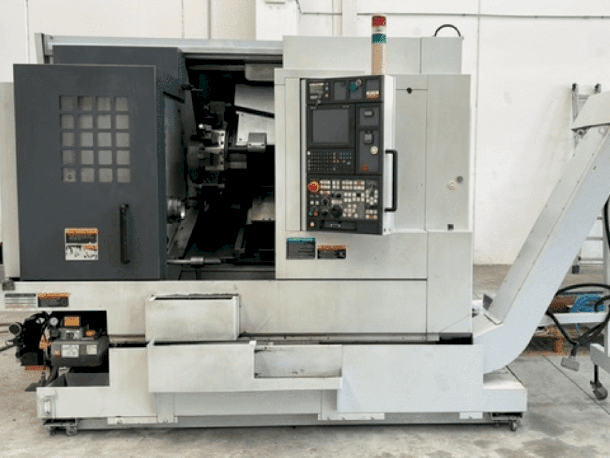 Masina MORI SEIKI NL 2000Y/500 eestvaade