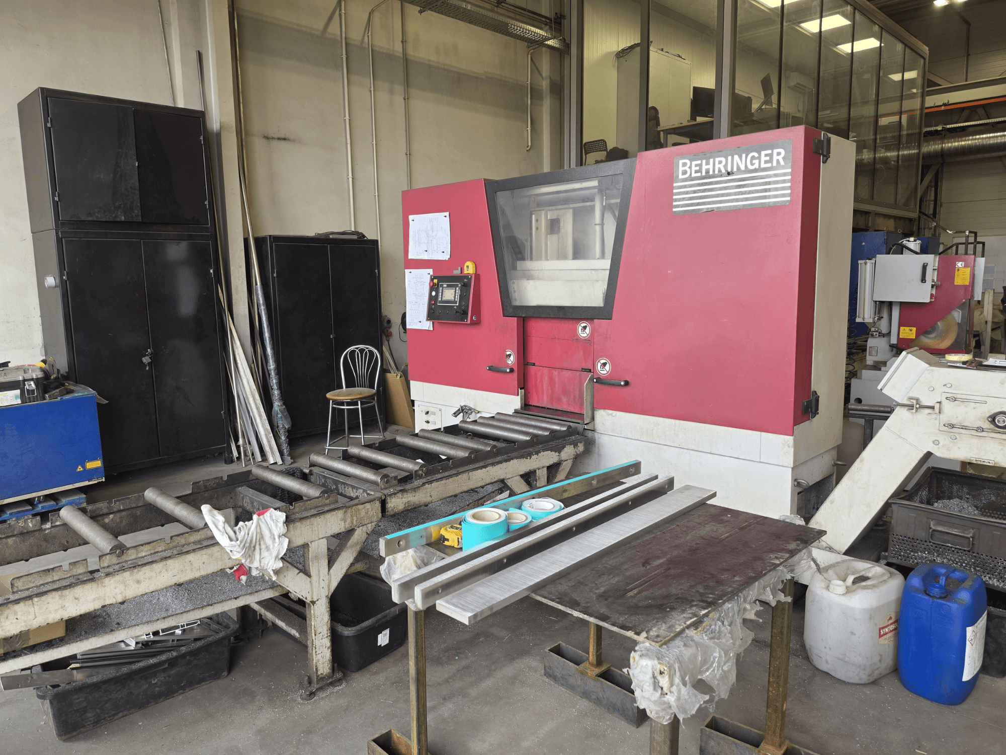 Behringer HBE 511 A metalllintsaag töökojas, vaade eest, kõrval rullid ja tööpind.