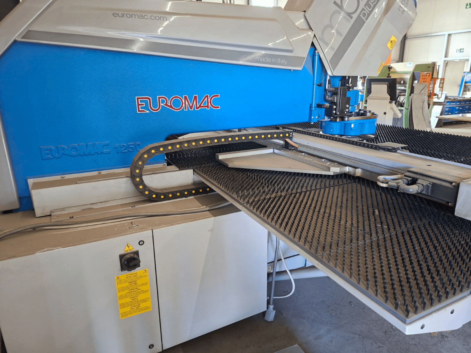 CNC-stantspingi Euromac MBX 6 Plus 1250/30-2250, esiplaanil on juhtpaneel ja must kummist pind.