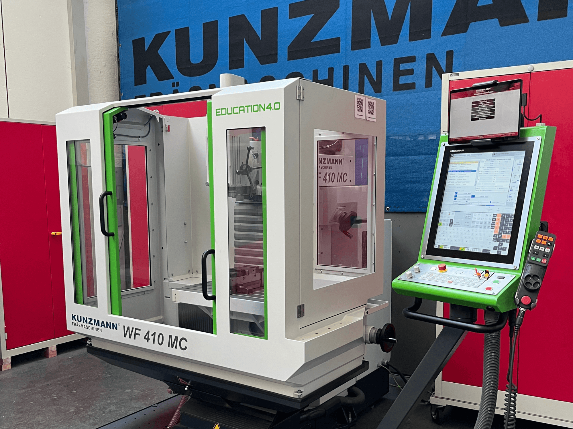 KUNZMANN WF 410 MC universaalne töötlemiskeskus eestvaates, millel on rohelised detailid, läbipaistvad uksed ja juhtpaneel.