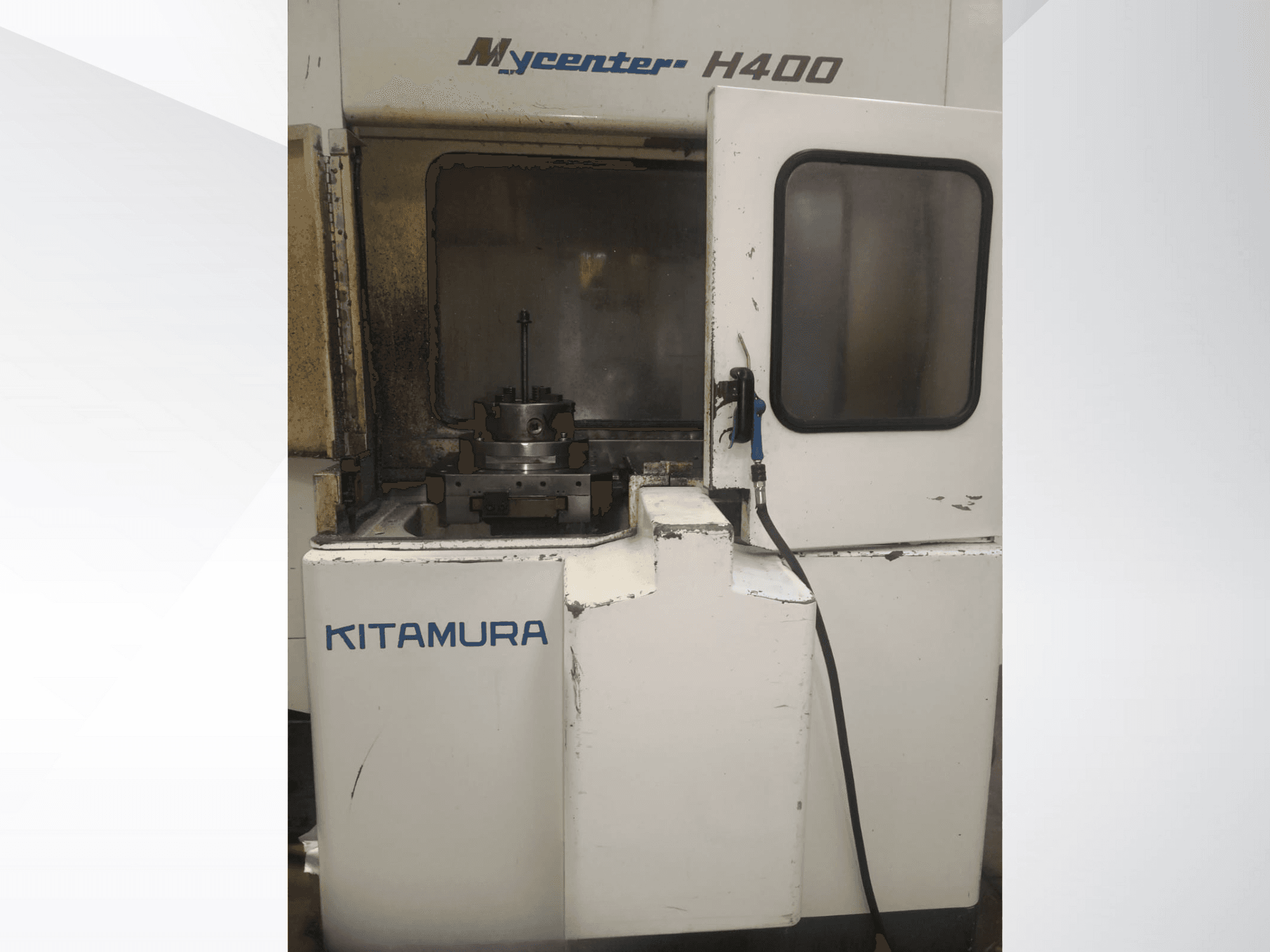 Kitamura Mycenter H400 CNC-tööpink, esiplaanil, tööala ja juhtpaneel nähtav, kasutusjälgedega.