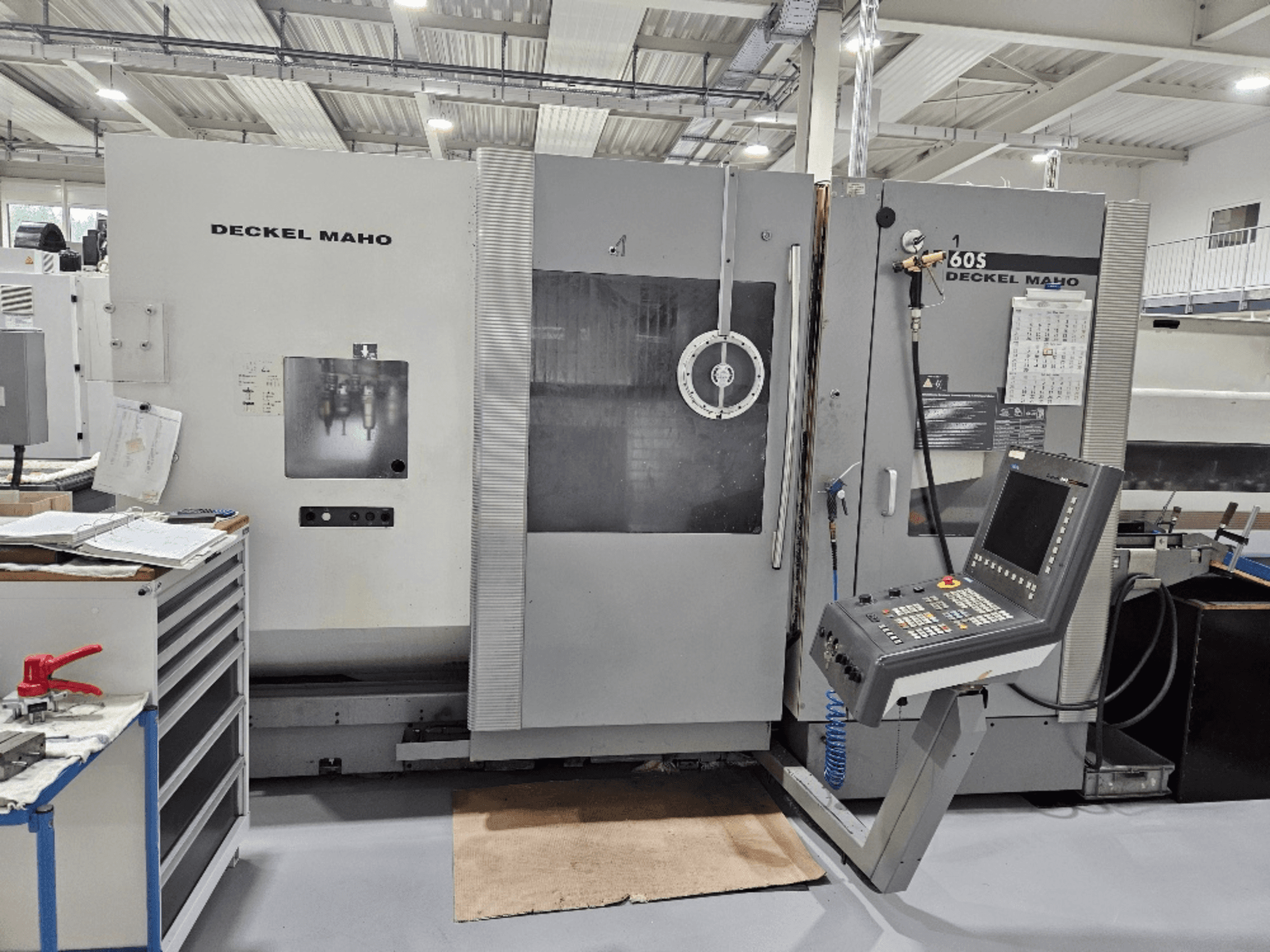 Deckel Maho 605 CNC-tööpink koos juhtpaneeli ja tööfunktsioonidega, vaadatuna tööruumides.