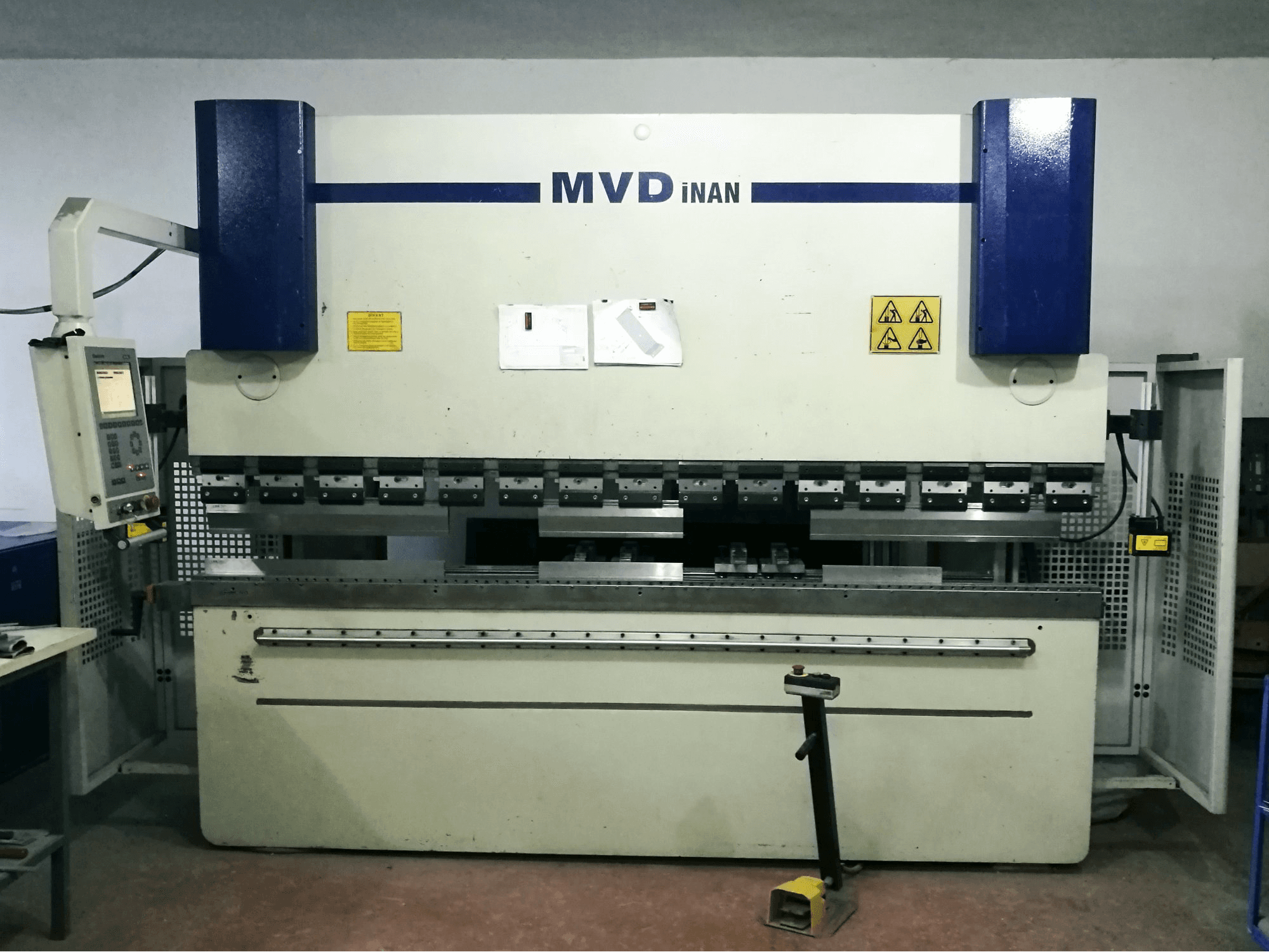 Masina MVD Inan CNC 30/120 eestvaade