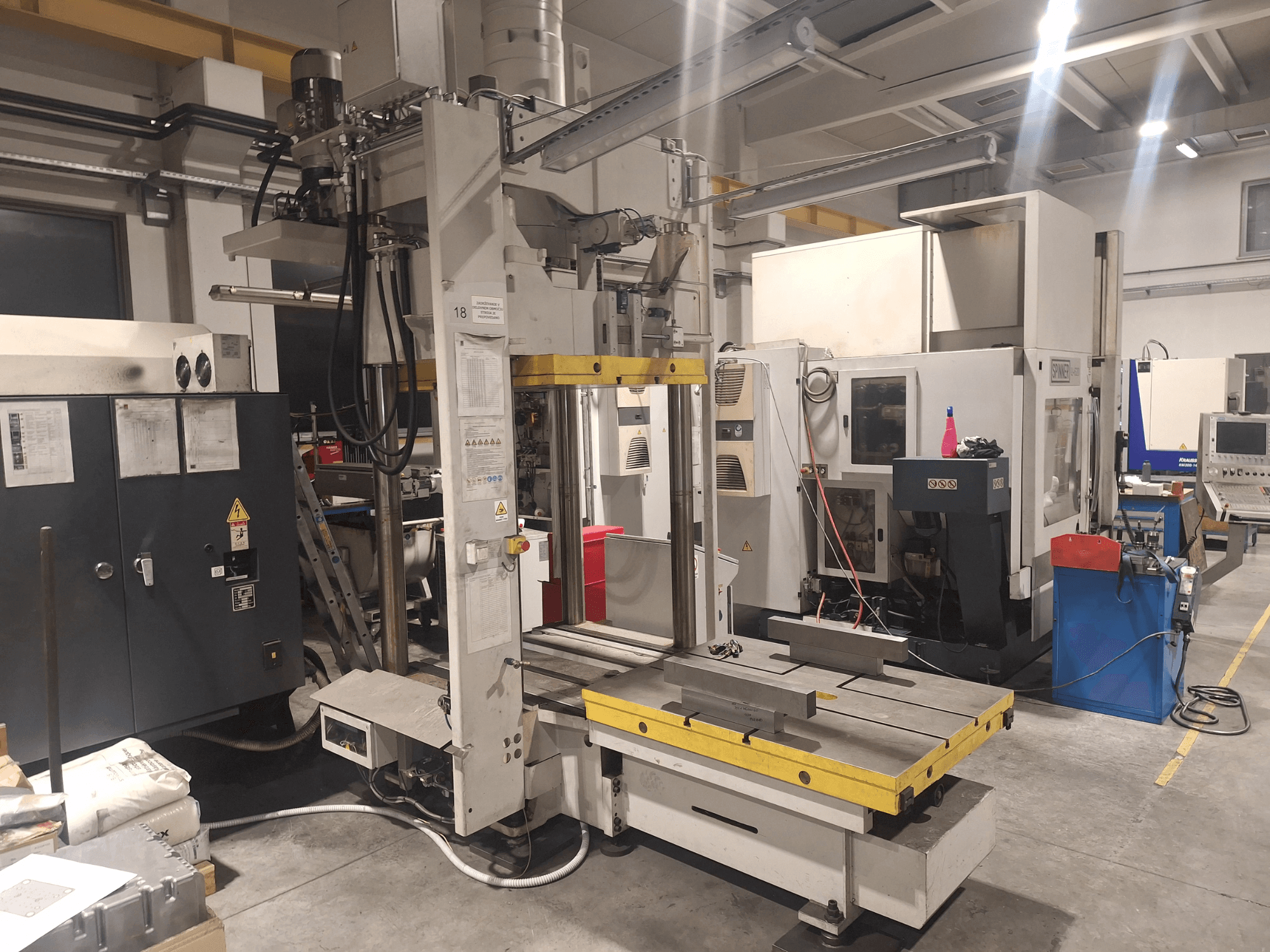 Horisontaalne freespink Synergic, esivaade; laia laua ja erinevate juhtpaneelidega, töökojas.