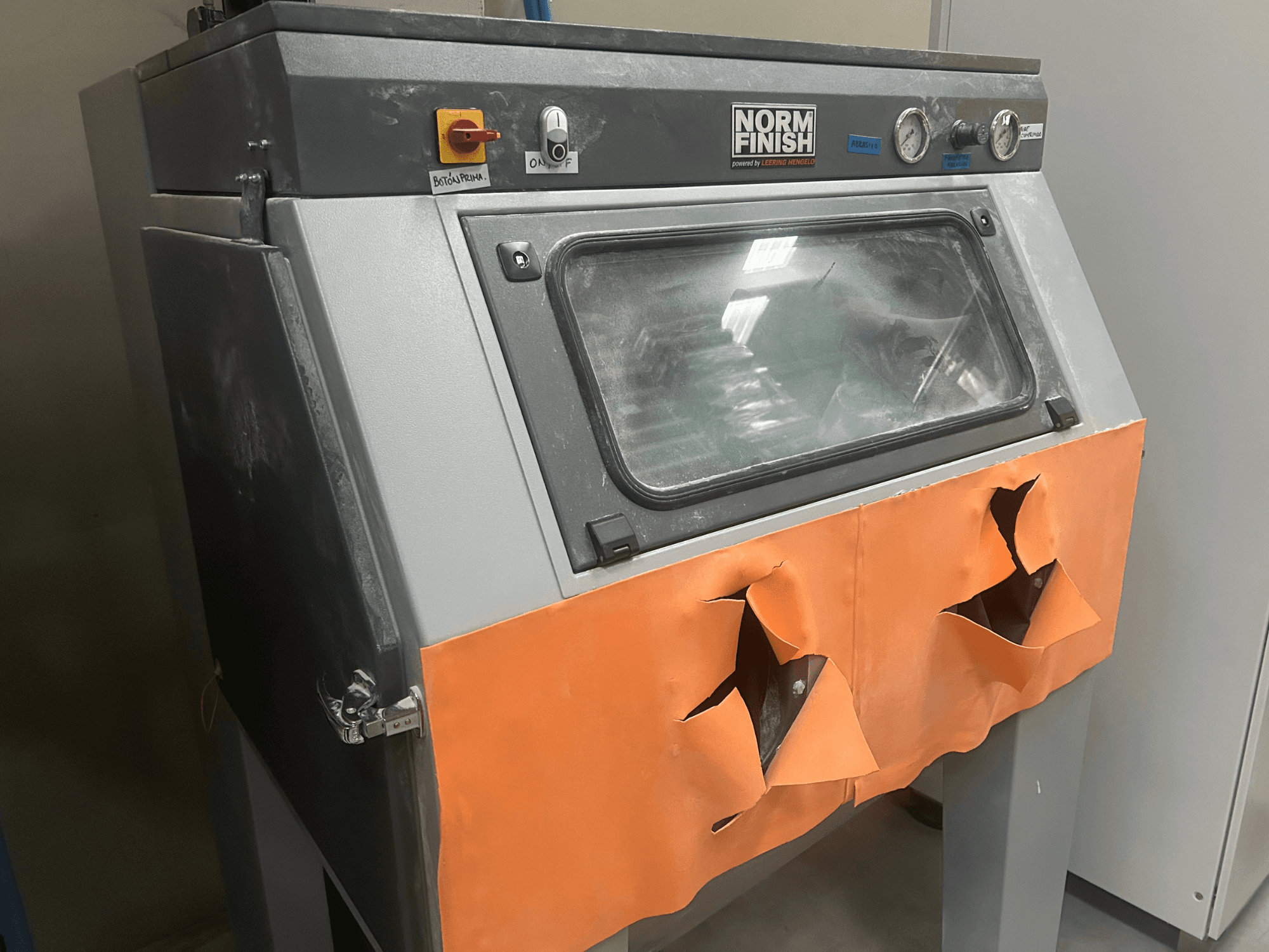 EOS P 396 plastikust 3D-printer halli värvi, külgvaates, kulunud oranž kate ja nähtav juhtpaneel, tolmune seisukord.
