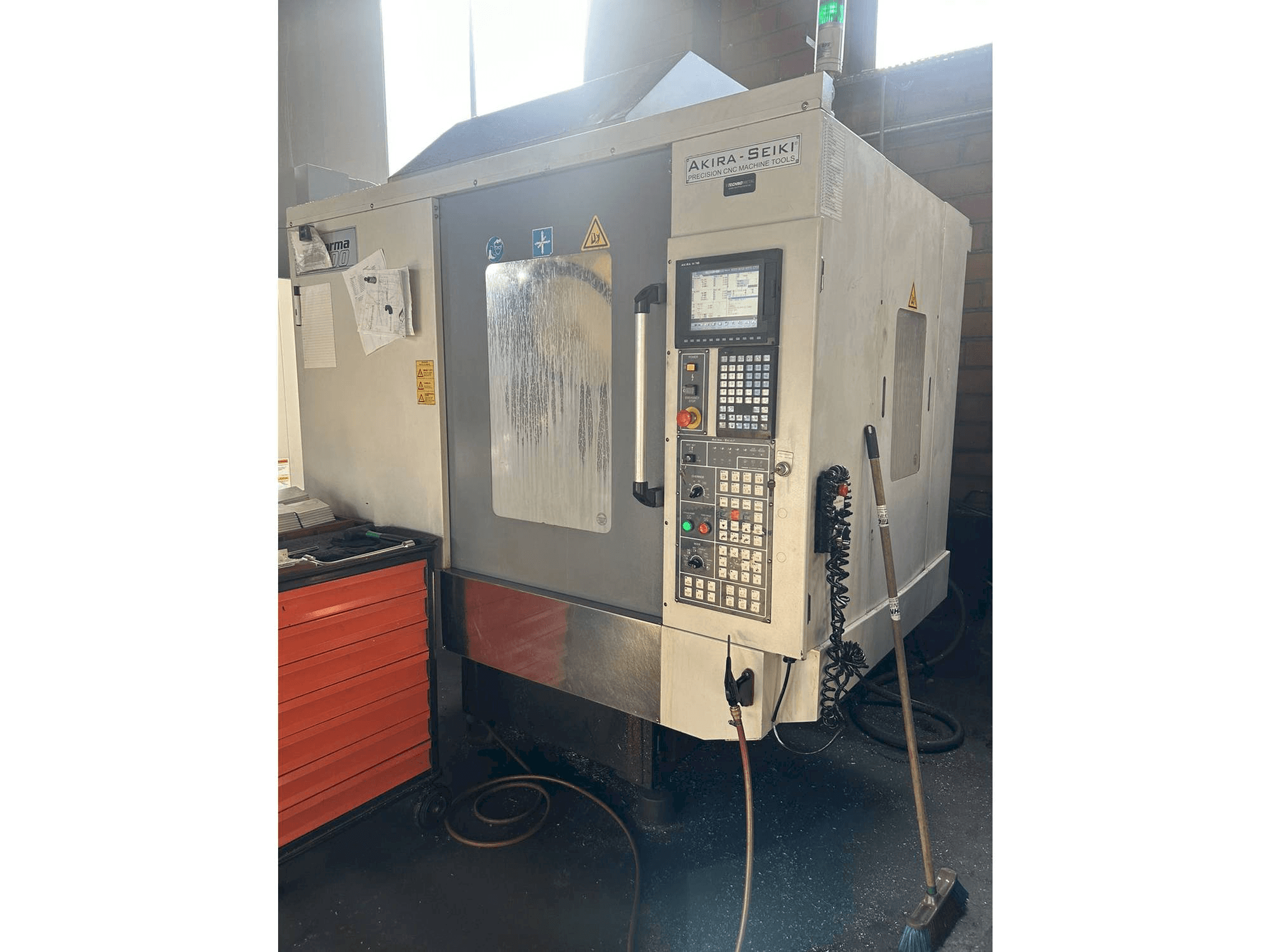 Masina Akira Seiki PC700 eestvaade