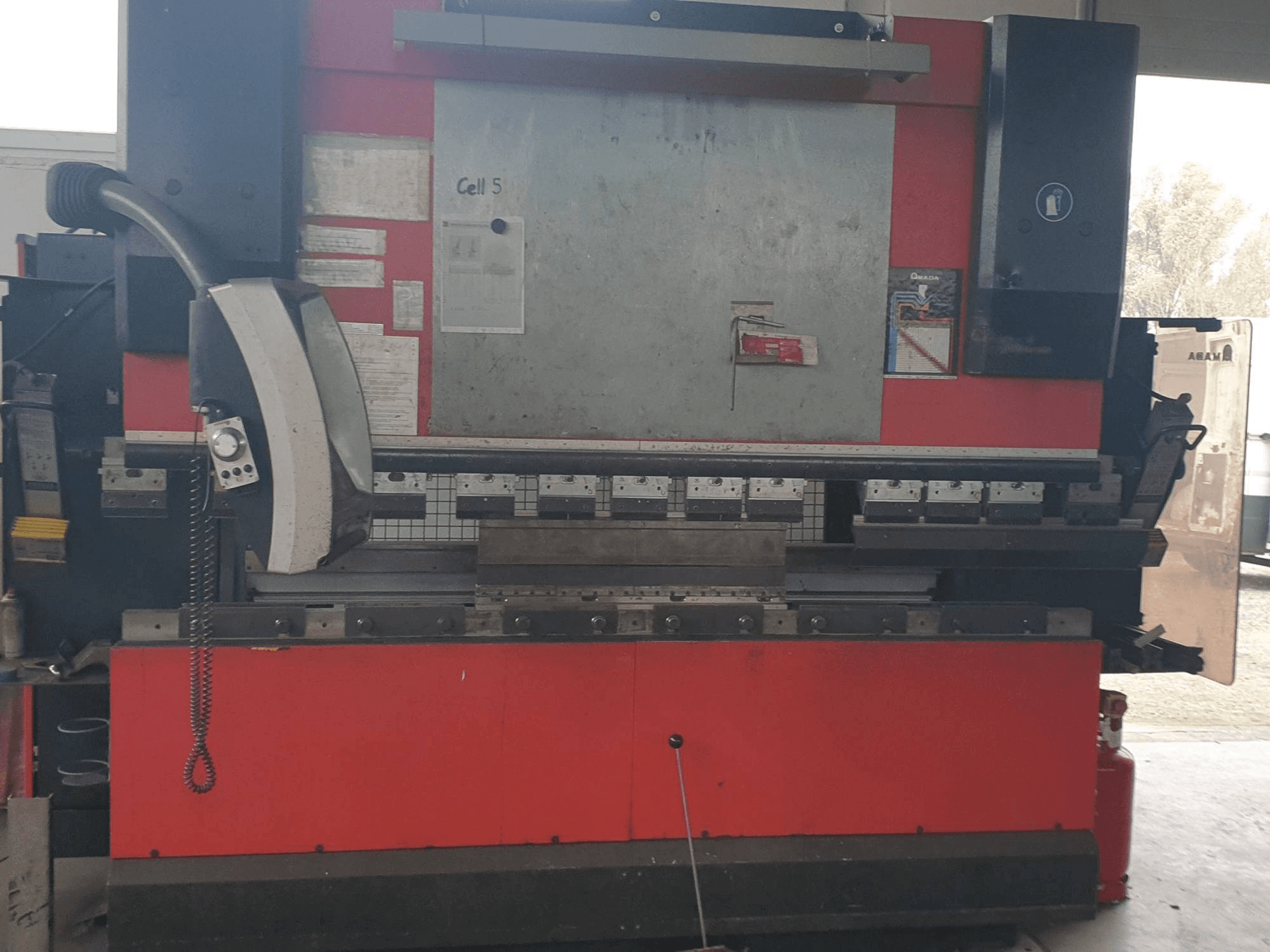 Masina AMADA HFE 8025/7 eestvaade