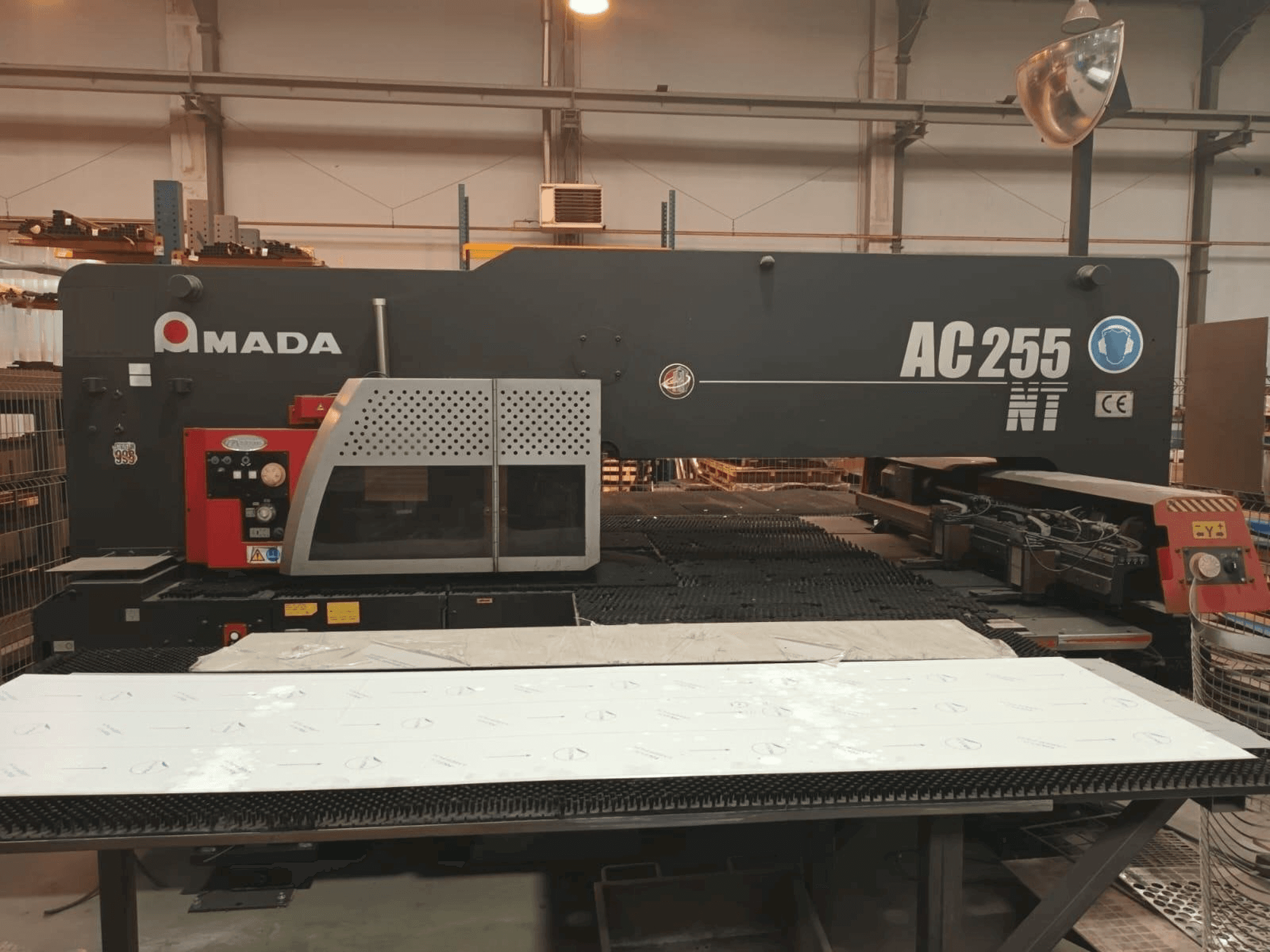 Masina AMADA AC 255 NT eestvaade