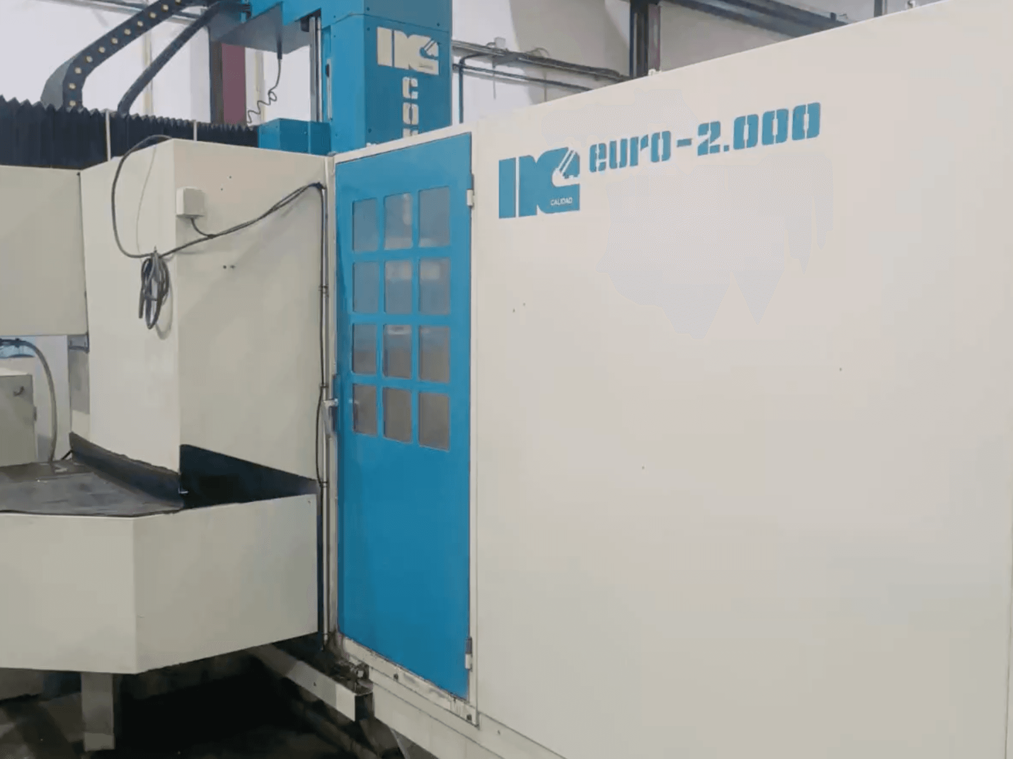 IK tööstusmasin, mudel Euro-2000, esiküljelt vaadatuna, millel on suur freespink ja juhtpaneel.