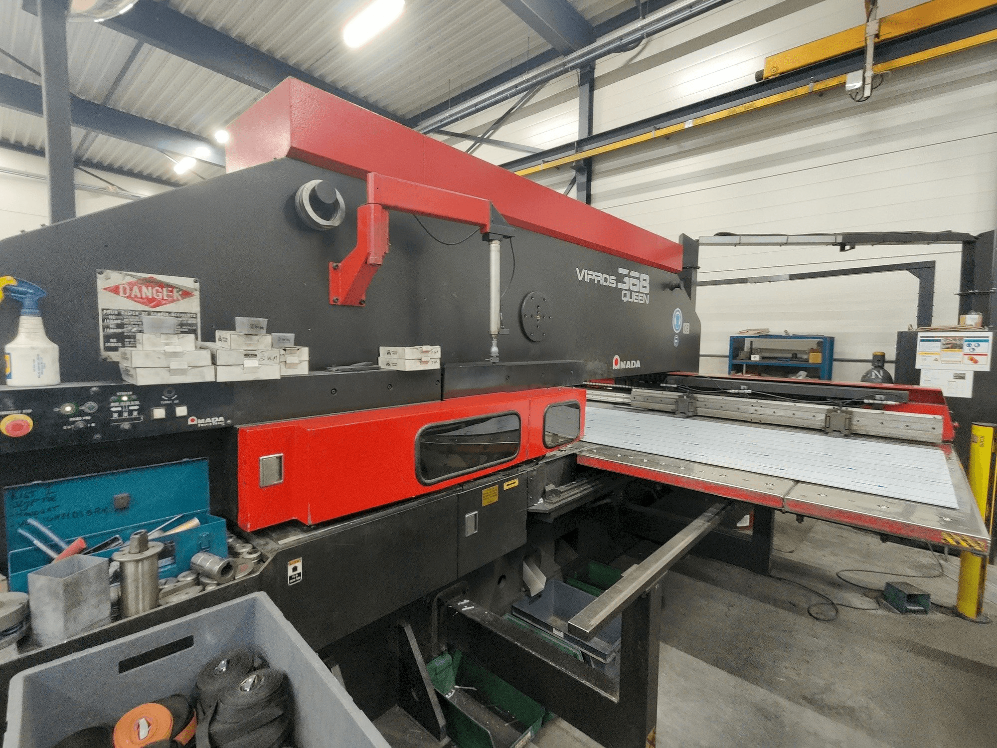 Masina AMADA Vipros 357 Queen eestvaade