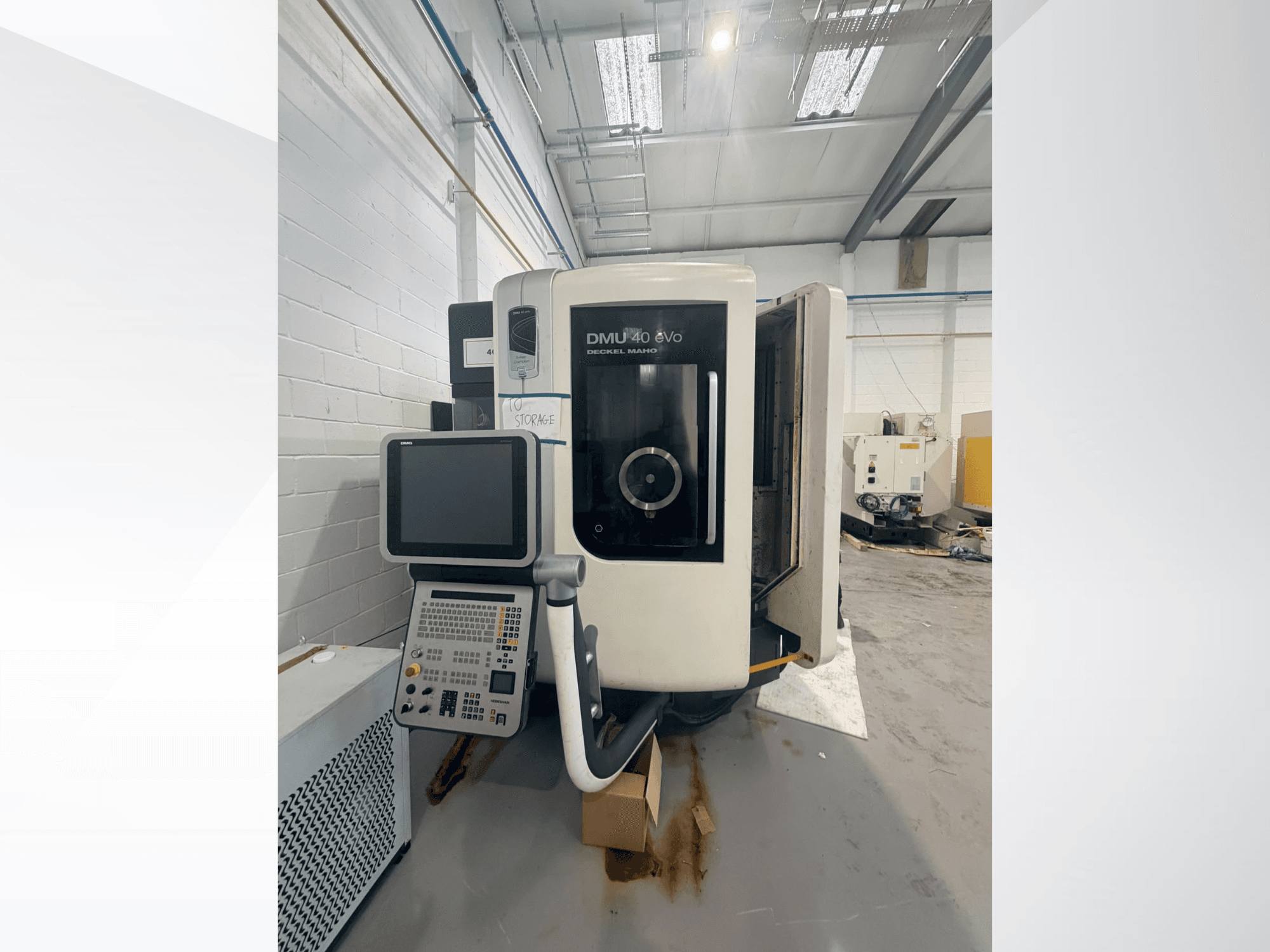 DMG DMU 40 evo vertikaalse töötlemiskeskuse esivaade, millel on näha juhtpaneel ja spindli piirkond, taustal töötsoon.