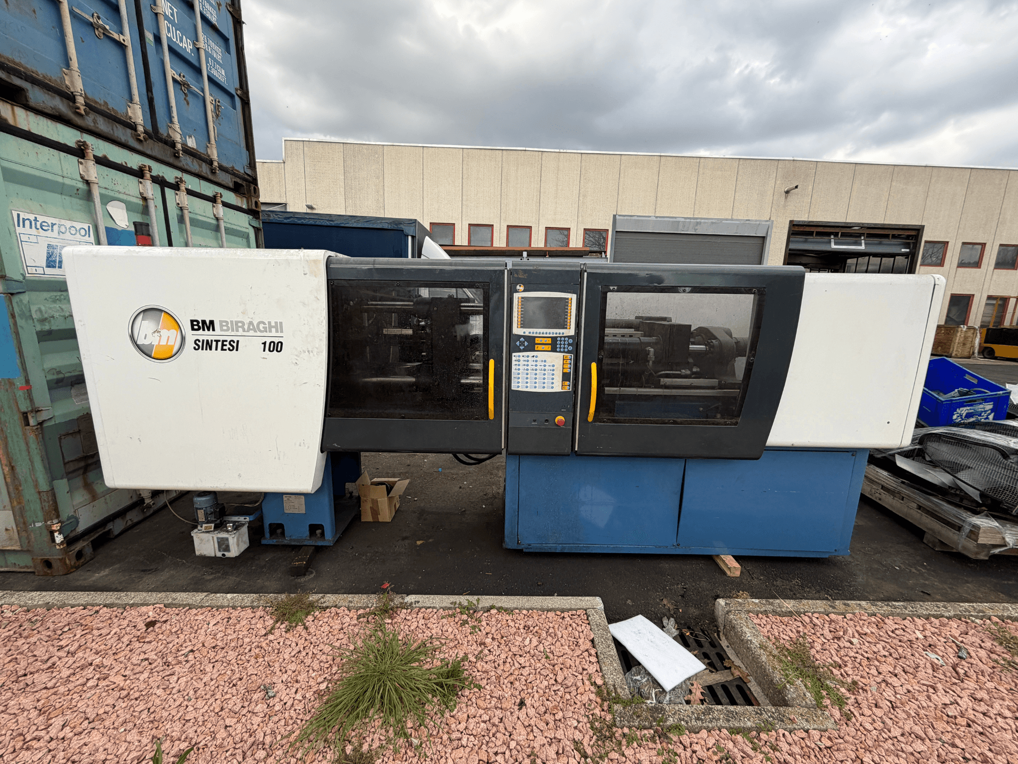 Negri Bossi BM BIRAGHI SINTESI 100 hüdrauliline survevalu masin, esiplaanil, näitab juhtpaneeli ja tööpõhimõtteid.