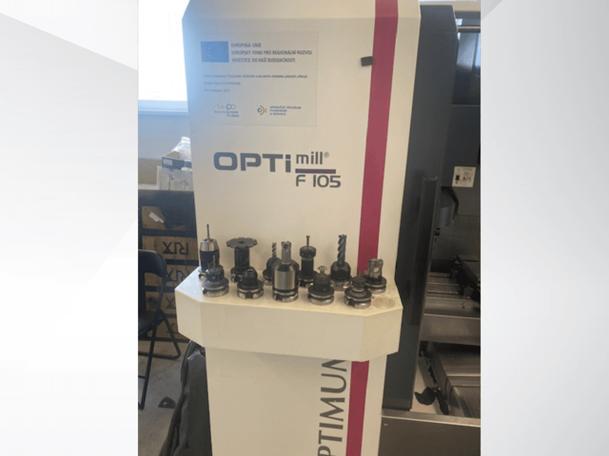 Optimum Optimill F105 vertikaalse töötlemiskeskuse esivaade, mille küljel on näha erinevad külge kinnitatud tööriistad.