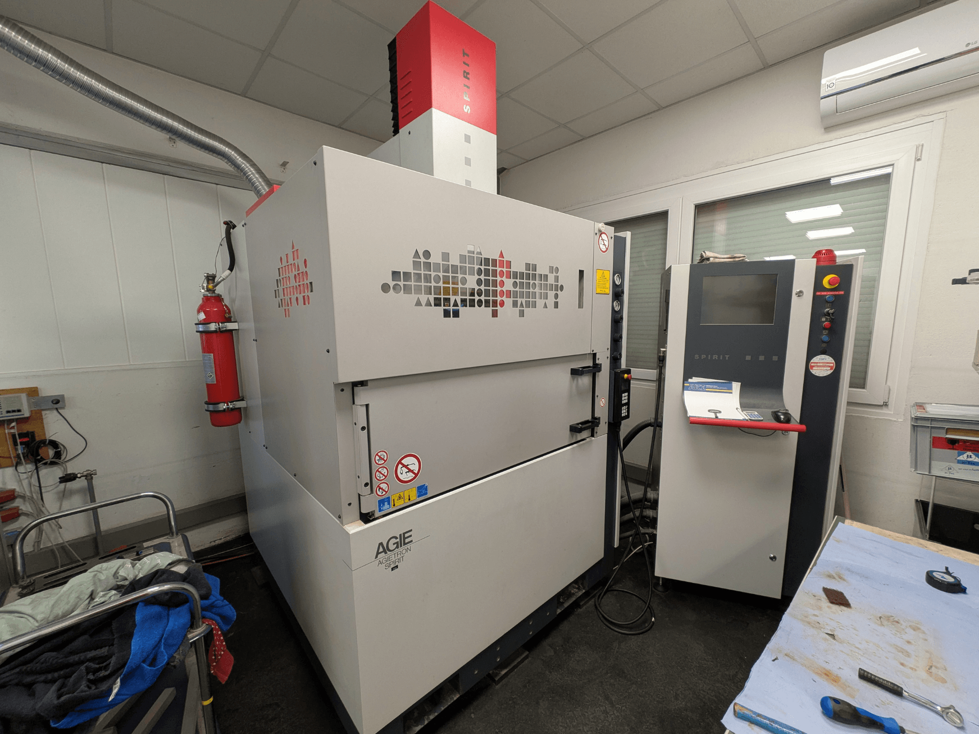 Sinkpinkimispingi AGIE AGIETRON SPIRIT 3, külgvaade, kus on näha juhtpaneel ja tulekustuti.