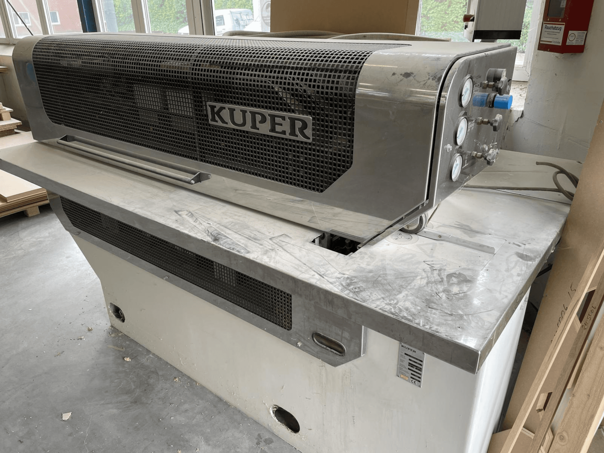 Spoonikillotiin KUPER FLI, esivaade, millel on roostevabast terasest korpus, mõõteriistad ja puhas lõikepind töölaual.