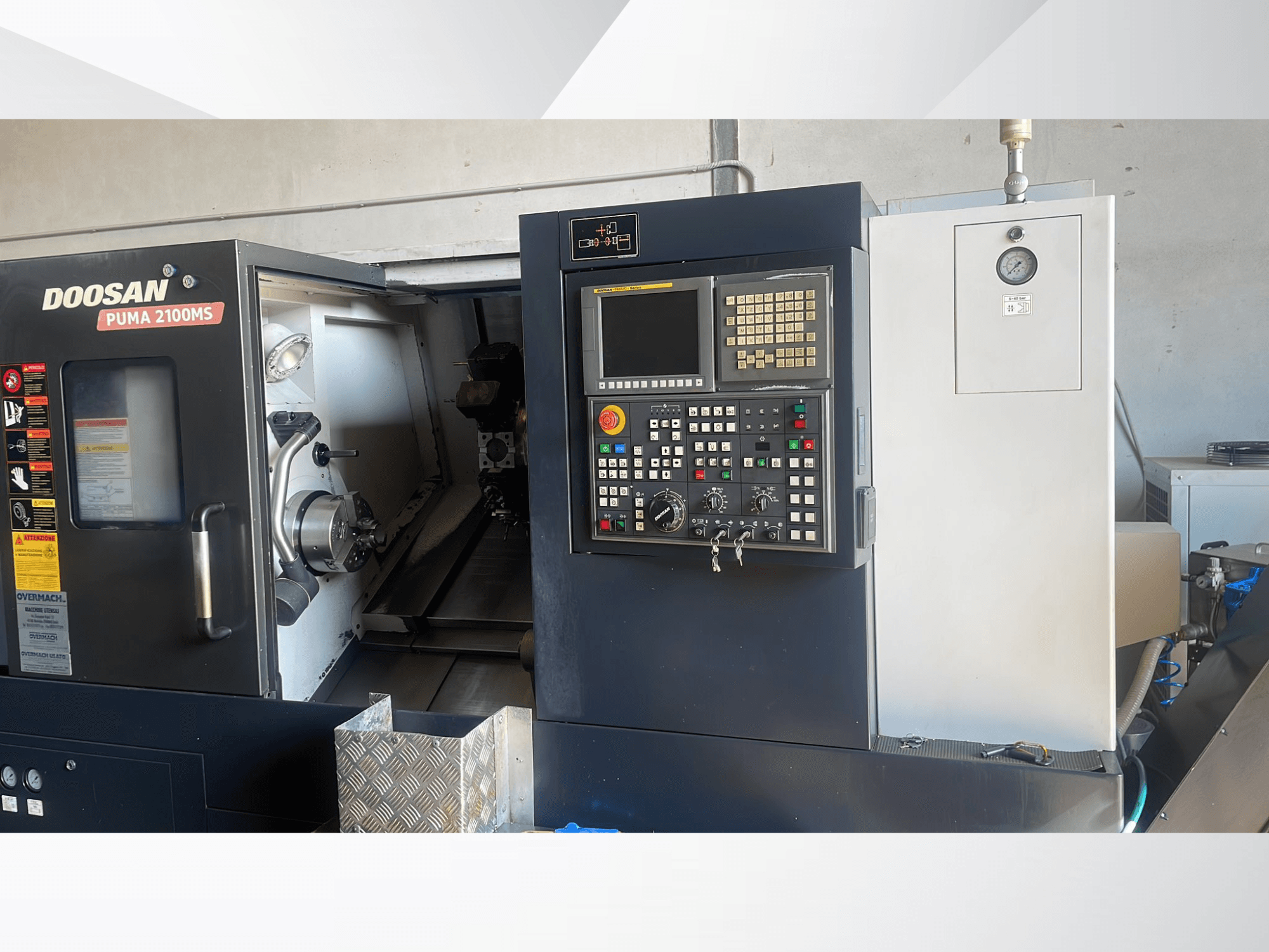 DOOSAN PUMA 2100MS horisontaalse treipingi esivaade, millel on näha juhtpaneel, spindel ja töötlemiskäitised töökambri sees.