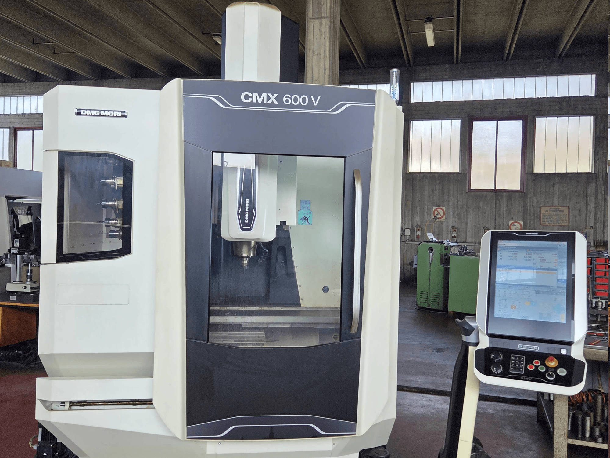 DMG MORI CMX 600V vertikaalne töötlemiskeskus eestvaates, millel on näha juhtpaneel ja spindli piirkonna detailid.