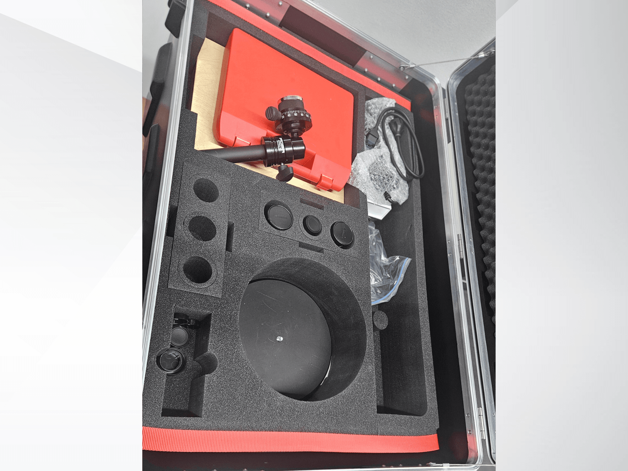 ZEISS GOM ATOS 5 optilise mõõtmismasina komponendid vahuga vooderdatud kohvris, mis sisaldab objektiivi, tarvikuid ja kaitsepakendit.