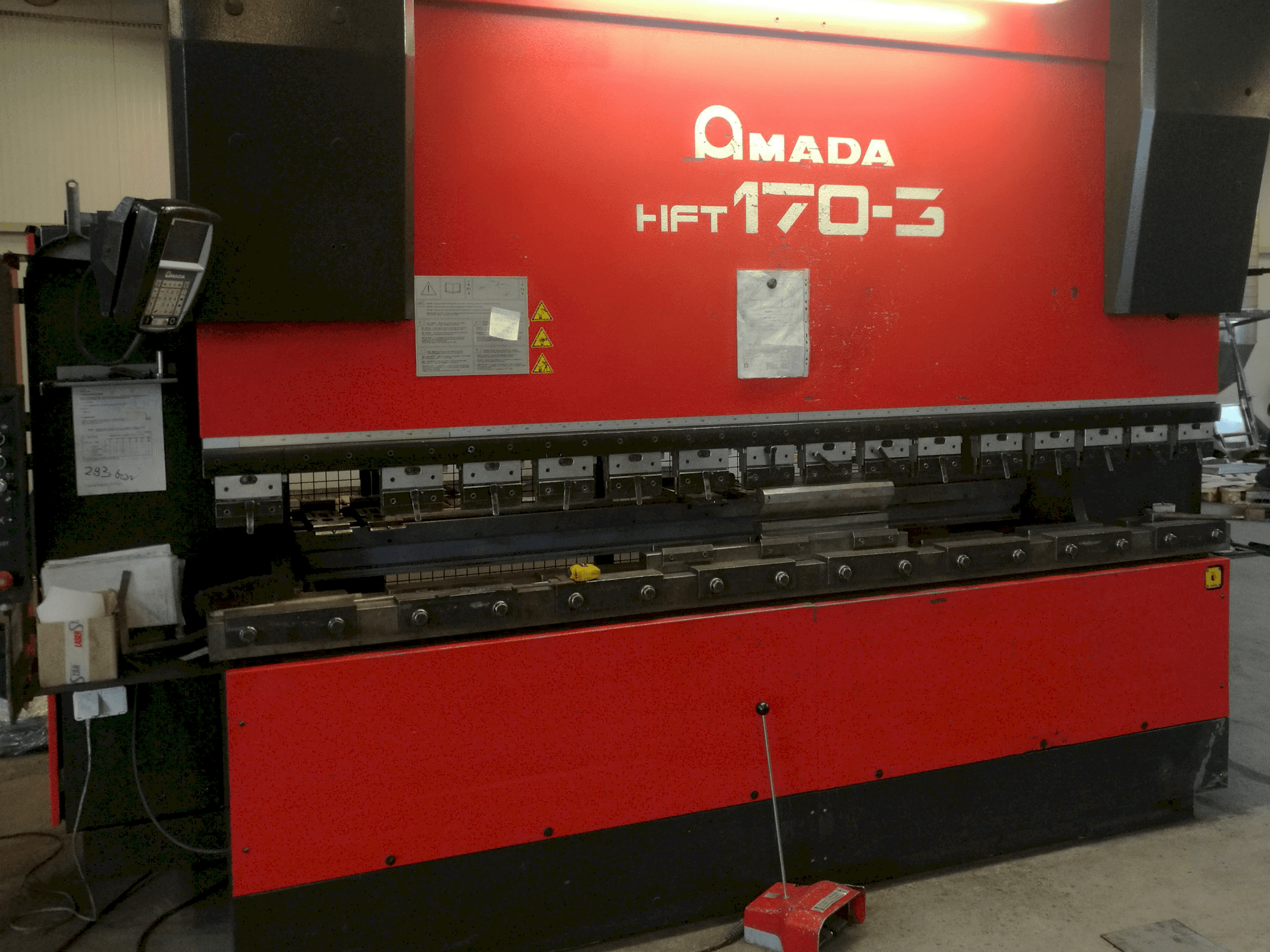 Masina AMADA HFT 170-3 eestvaade