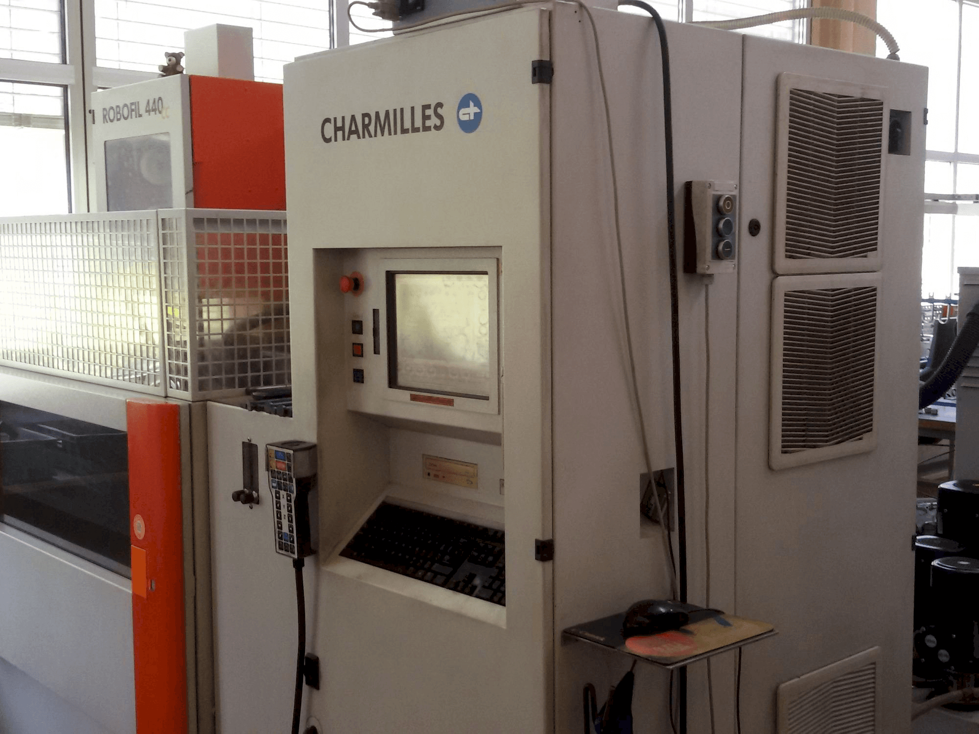 Masina CHARMILLES Robofil 440CC eestvaade