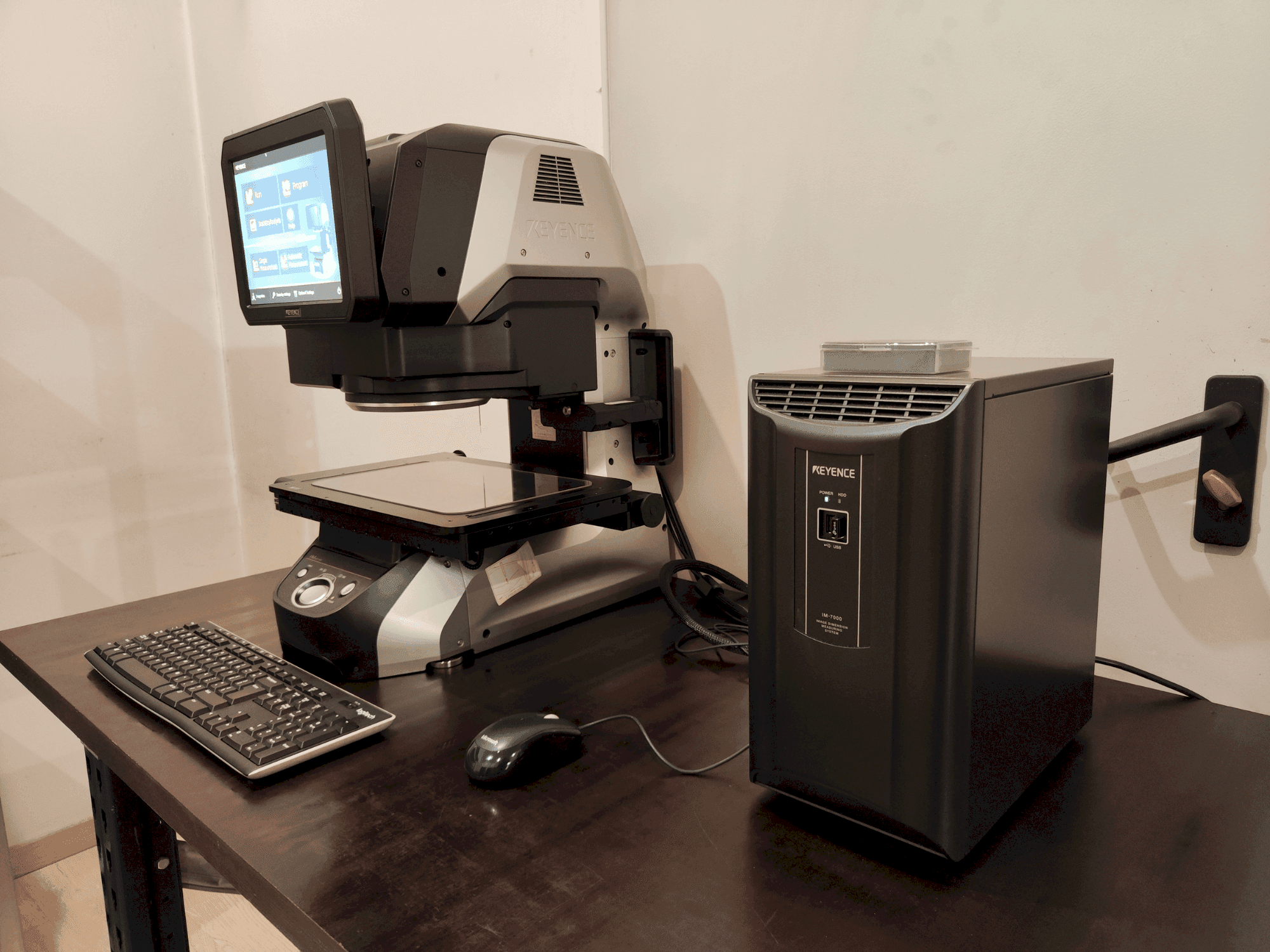 Masina KEYENCE IM-7030T eestvaade