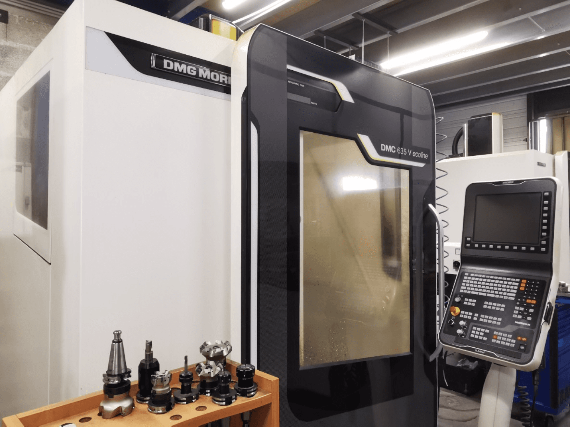 DMG MORI DMC 635 V ecoline vertikaalse töötlemiskeskuse esivaade, millel on näha juhtpaneel ja tööriistahoidja.