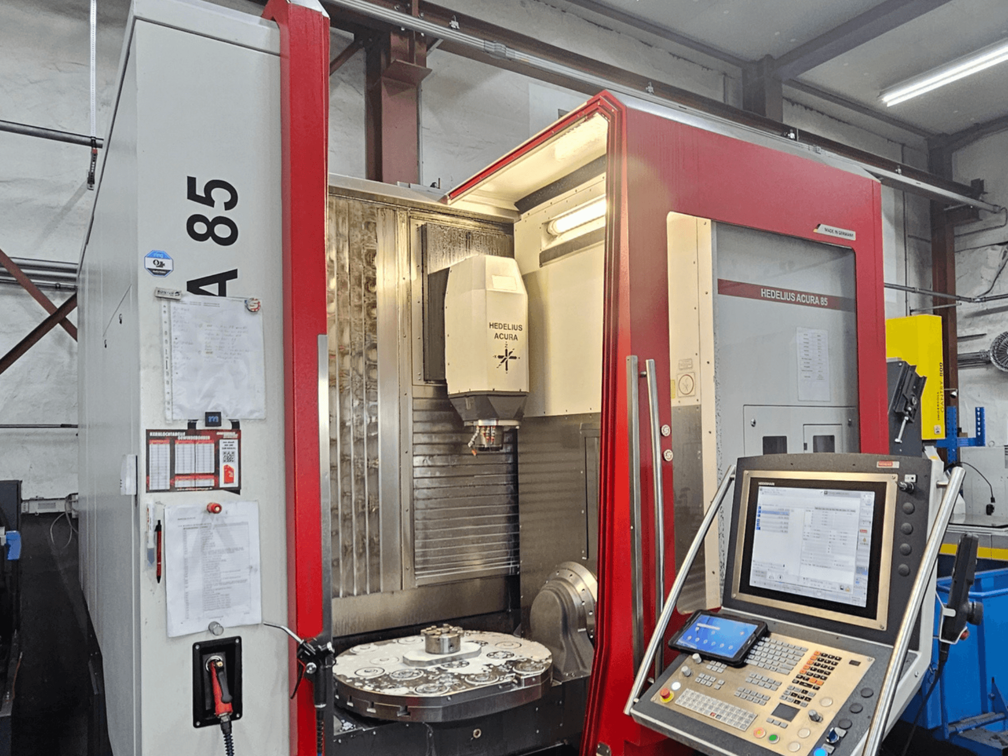 HEDLIUS Acura 85 vertikaalne töötluskeskus, esivaade, juhtpaneel ja pöörlev laud täppistöötluseks.