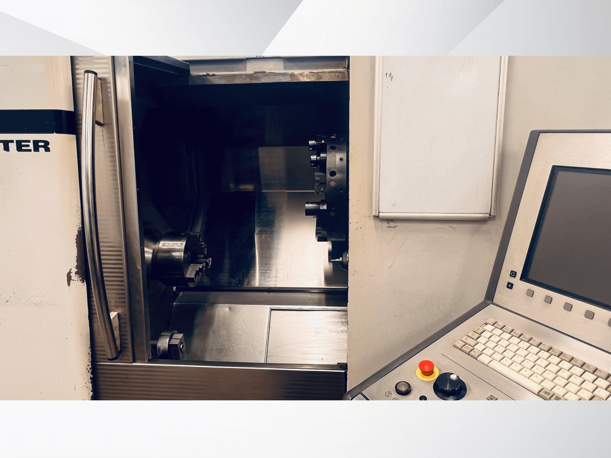 CNC-pingi esivaade, millel on avatud kamber ja juhtpaneel koos klaviatuuri ja hädaseiskamisnupuga.