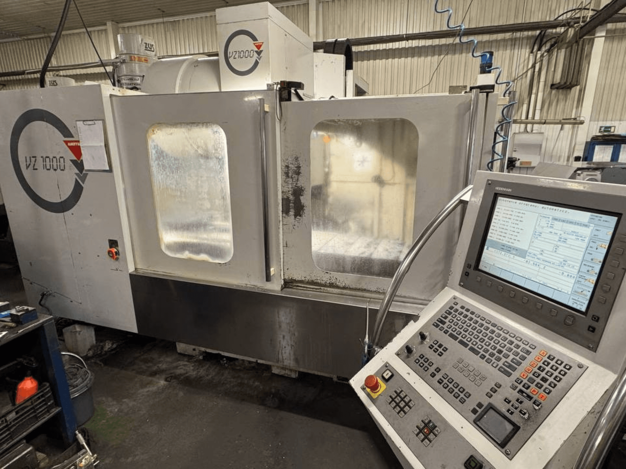 WEMAS VZ 1000 vertikaaltöötluskeskuse esiplaan, millel on juhtpaneel ja läbipaistvad juurdepääsuuksed.