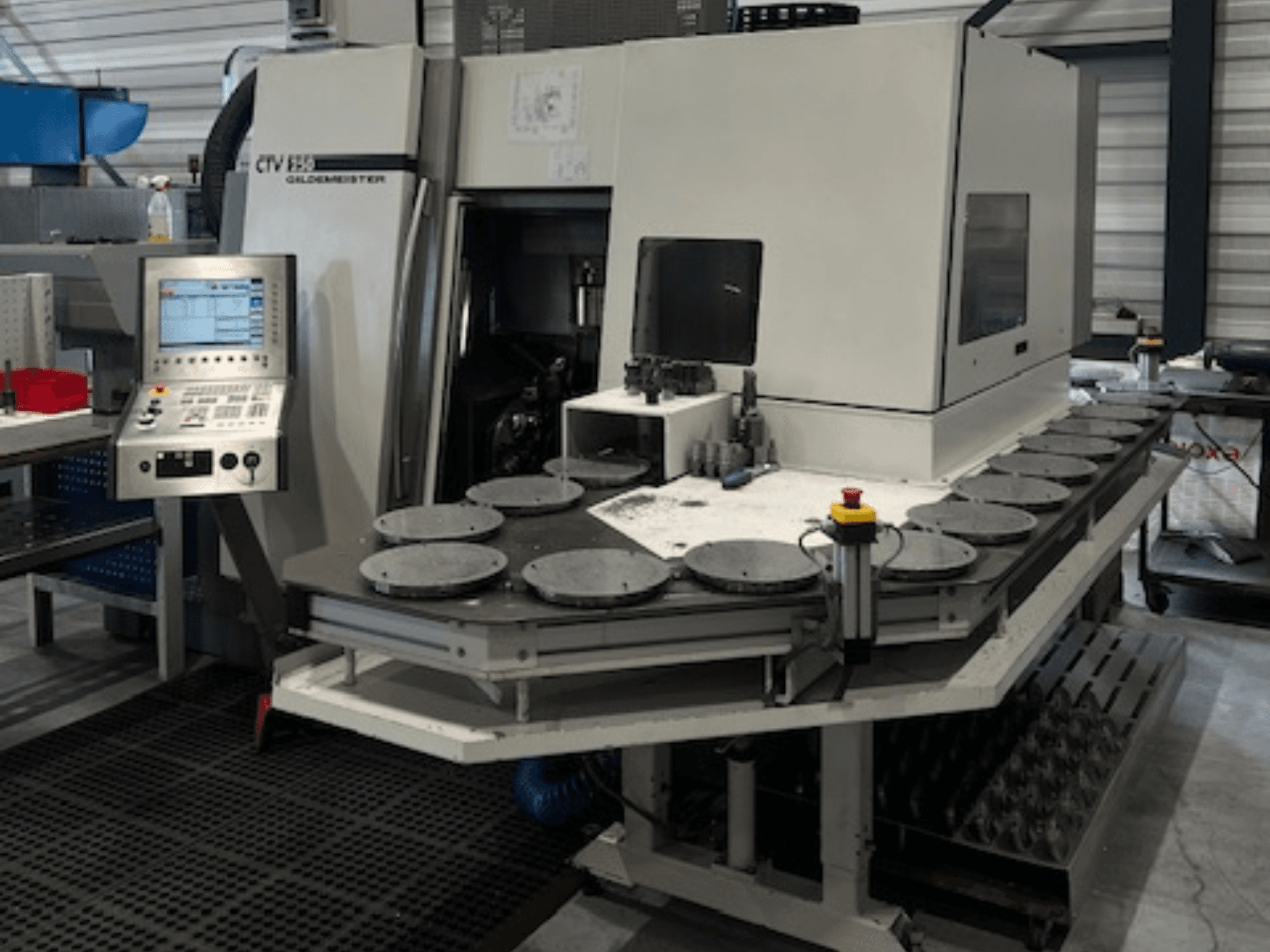 Alt tekst: CTV E33 Goldmeister töötlusüksus töökojas, esivaade, juhtpaneel ja mitu ümmarguse tööplatvormi.