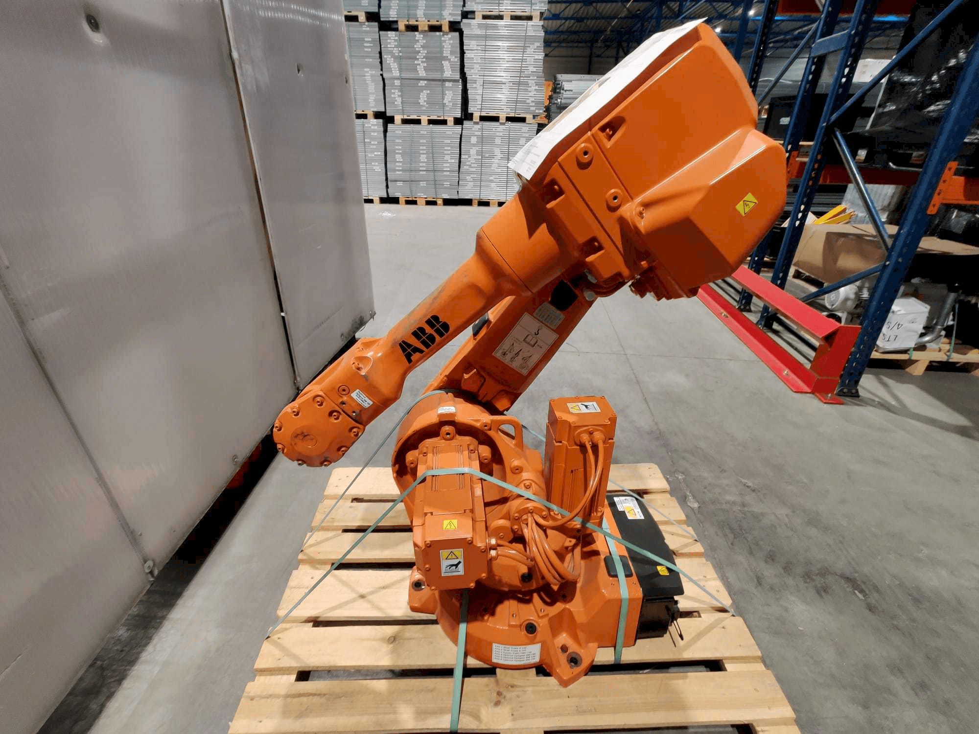 Masina ABB IRB 2600 M2004 eestvaade