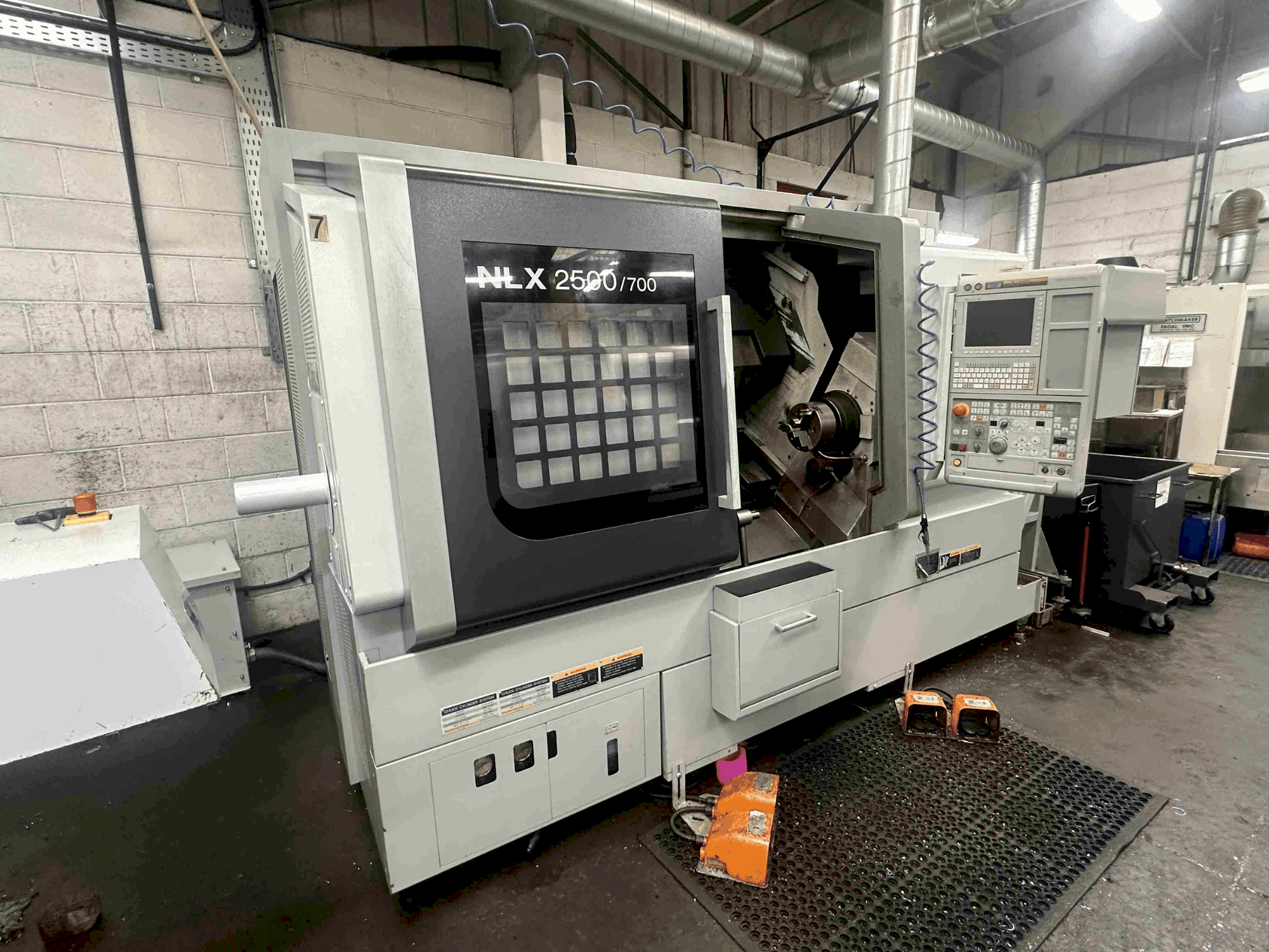 Masina DMG MORI NLX2500SY/700 vasaku külje vaade