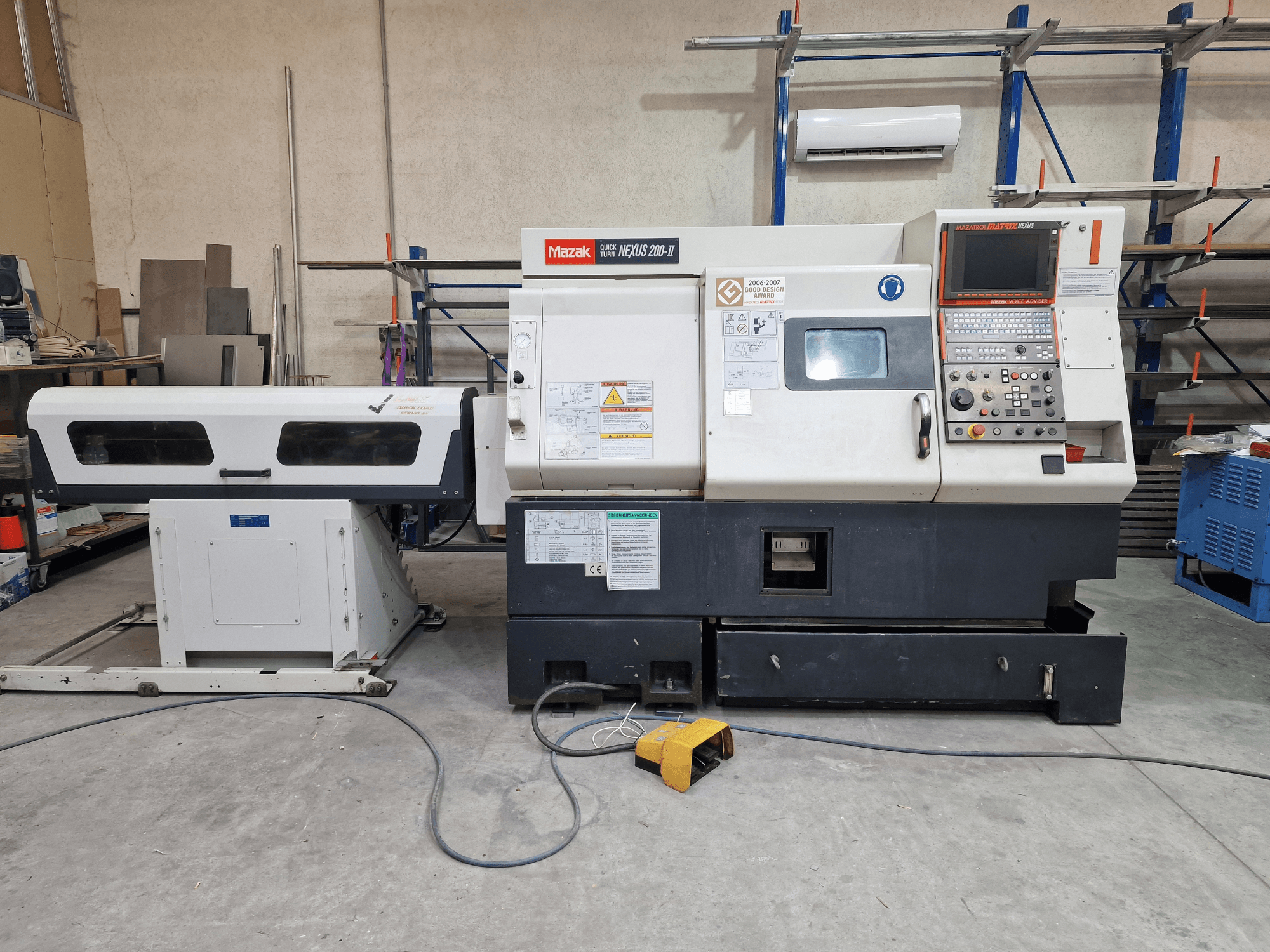 Mazak QuickTurn Nexus 200 horisontaalne treipink, külgvaade, millel on näha juhtpaneel, spindel ja laastukast.