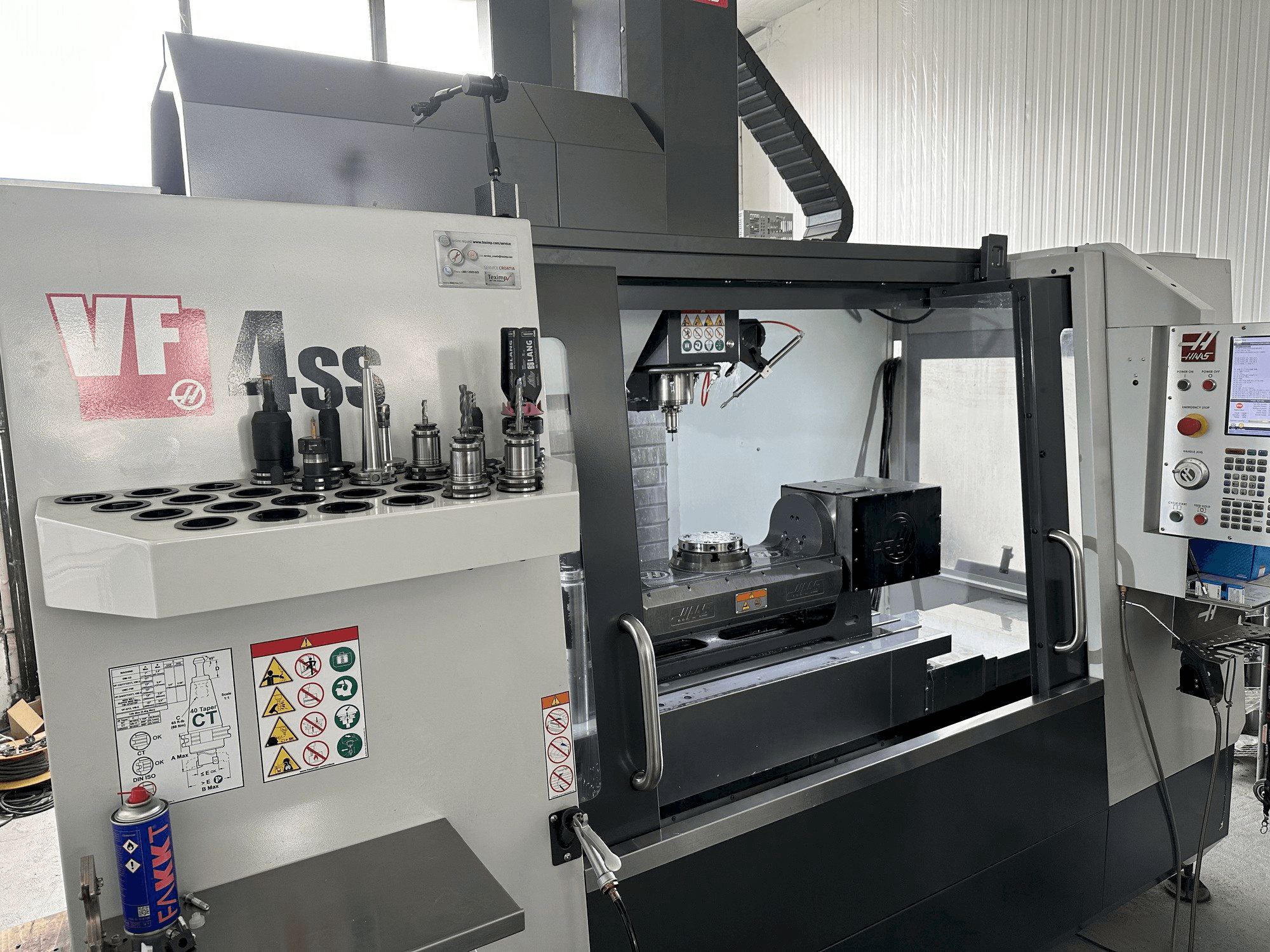 Masinavaade HAAS VF-4SS vasakult