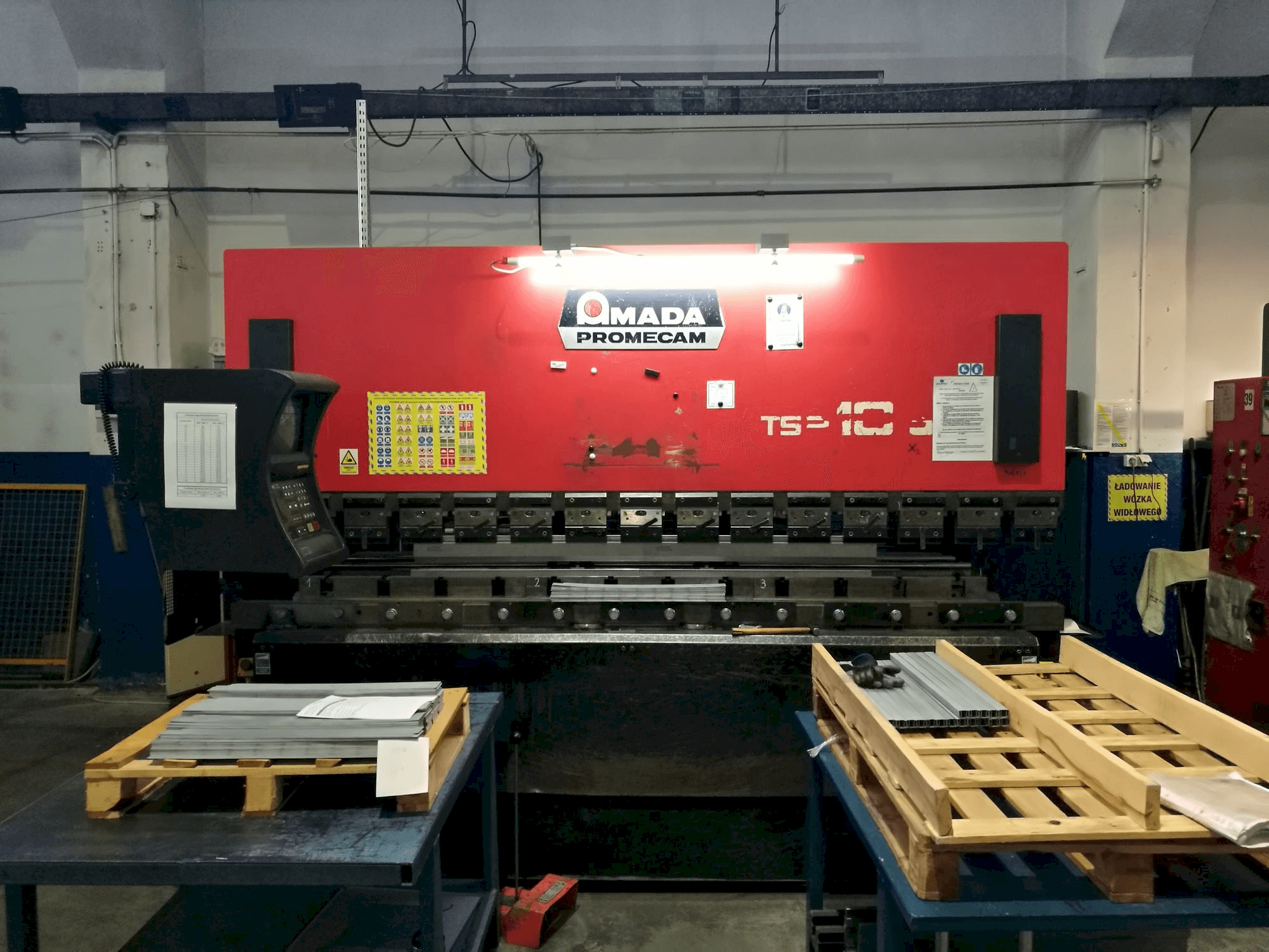 Masina AMADA ITS2 eestvaade