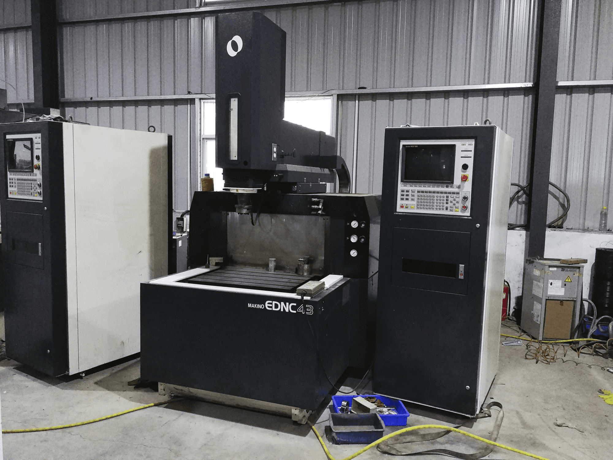 Masina Makino EDNC43 eestvaade