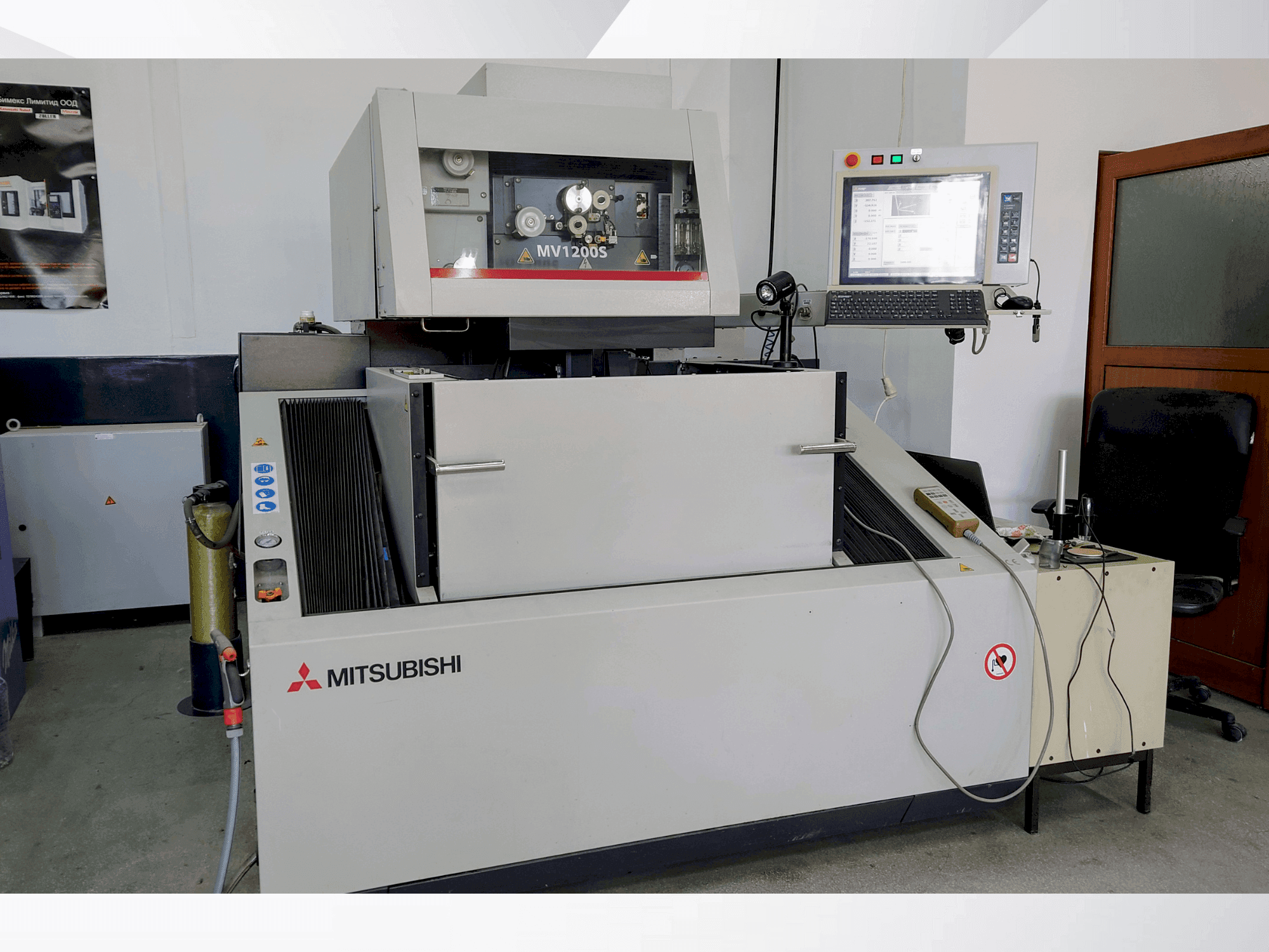 Masina Mitsubishi MV1200S eestvaade