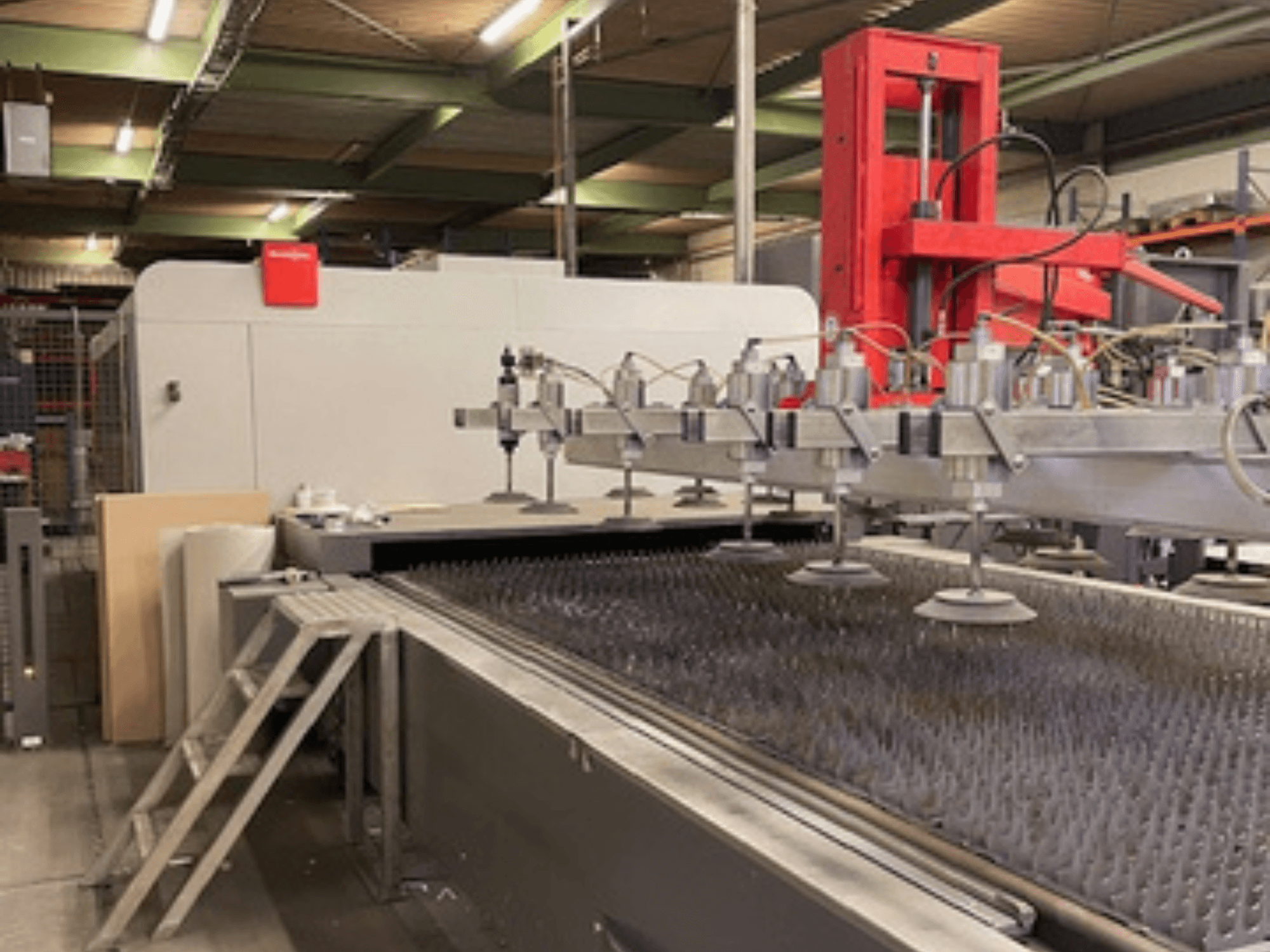 Bystronic BySprint Fiber 4020 Fiber 4Kw fiiberkiudlaserlõikamismasina esivaade koos düüside ja lõikeplaadiga.