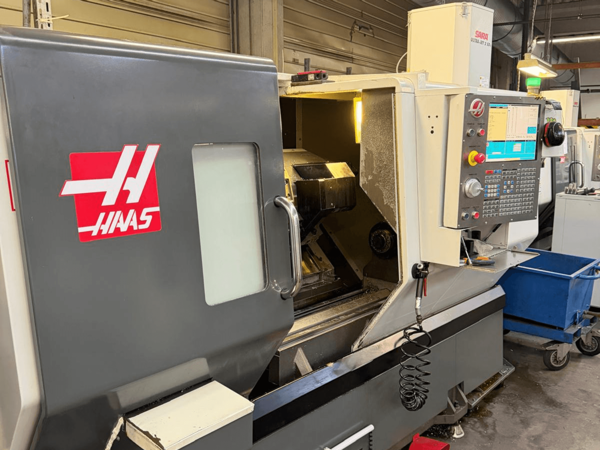 HAAS DS-30SSY horisontaalne treipink, esiplaan, juhtpaneel ja sisemised komponendid nähtavad, töökojas.