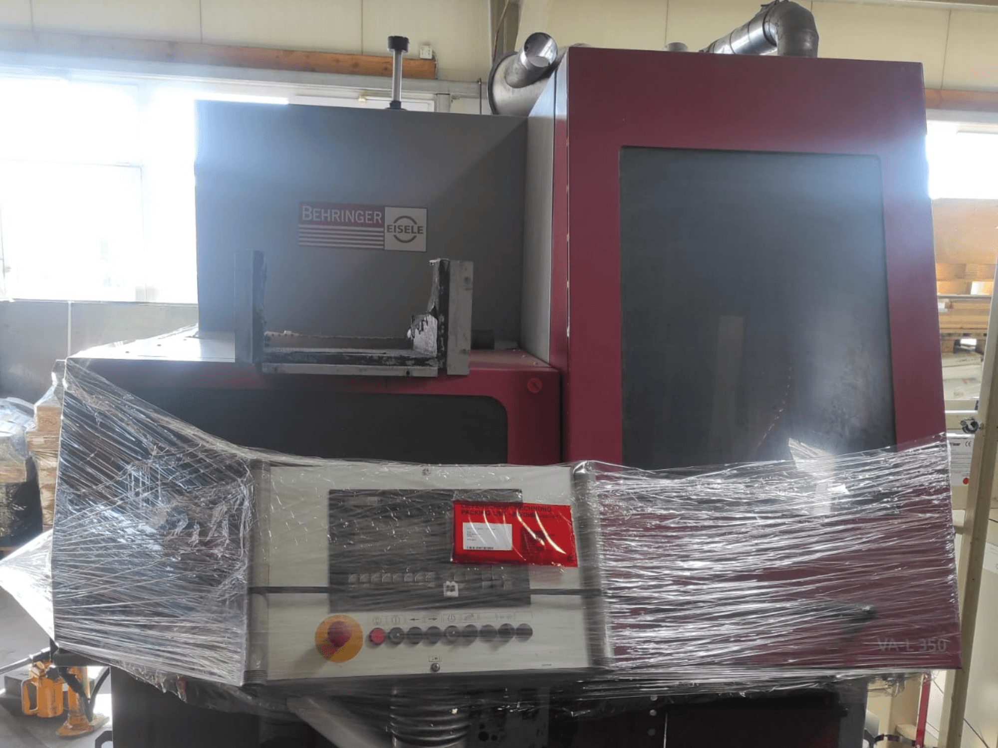 Behringer Eisele VA L 560 masin, esikülg, plastmassiga ümbritsetud, juhtpaneel ja nupud nähtavad.