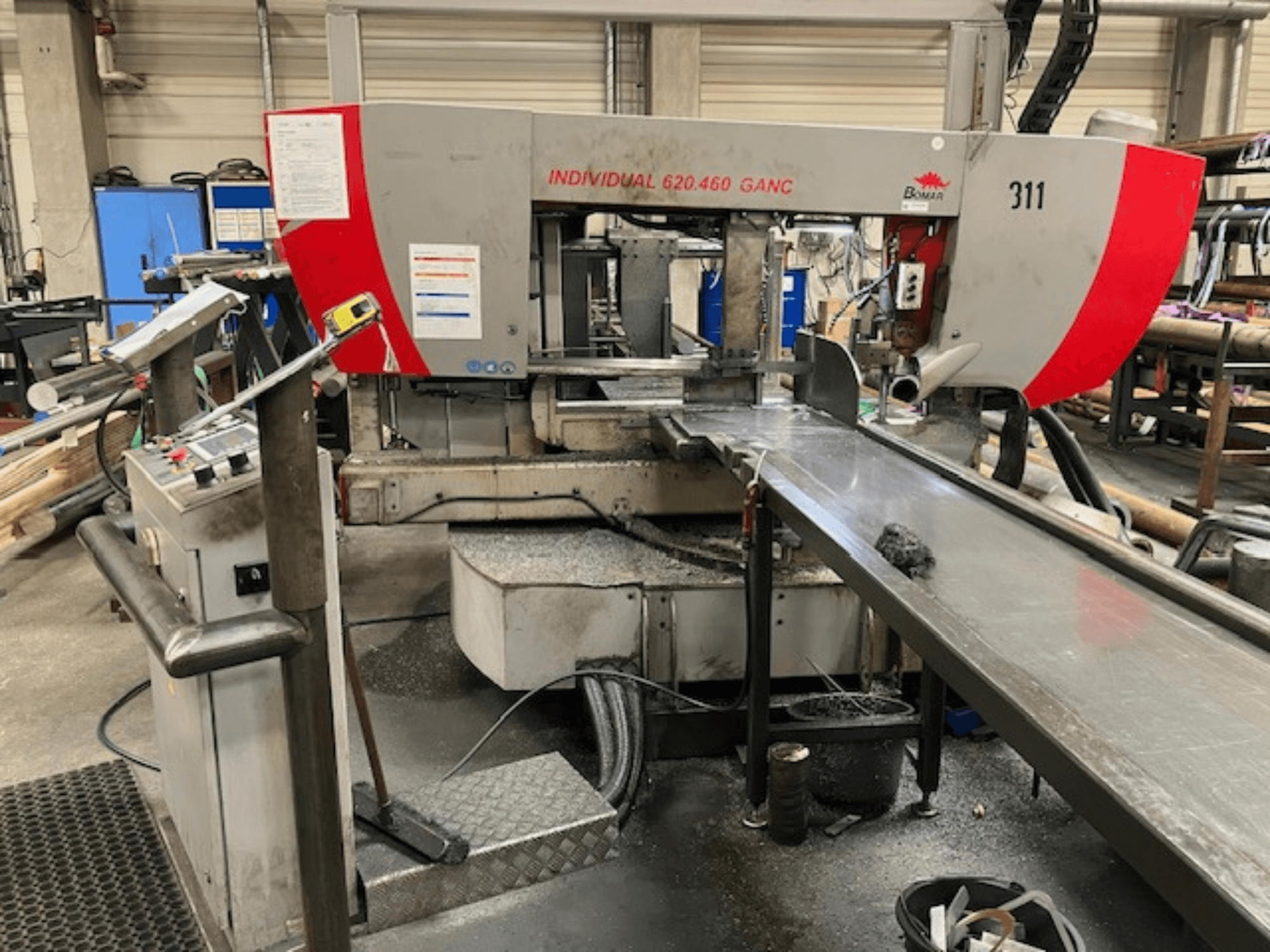 BOMAR INDIVIDUAL 620-460 GANC vöösaag, esivaade, millel on näidatud juhtimisseadmed, lõikamisala ja tööstuslik töökoja taust.