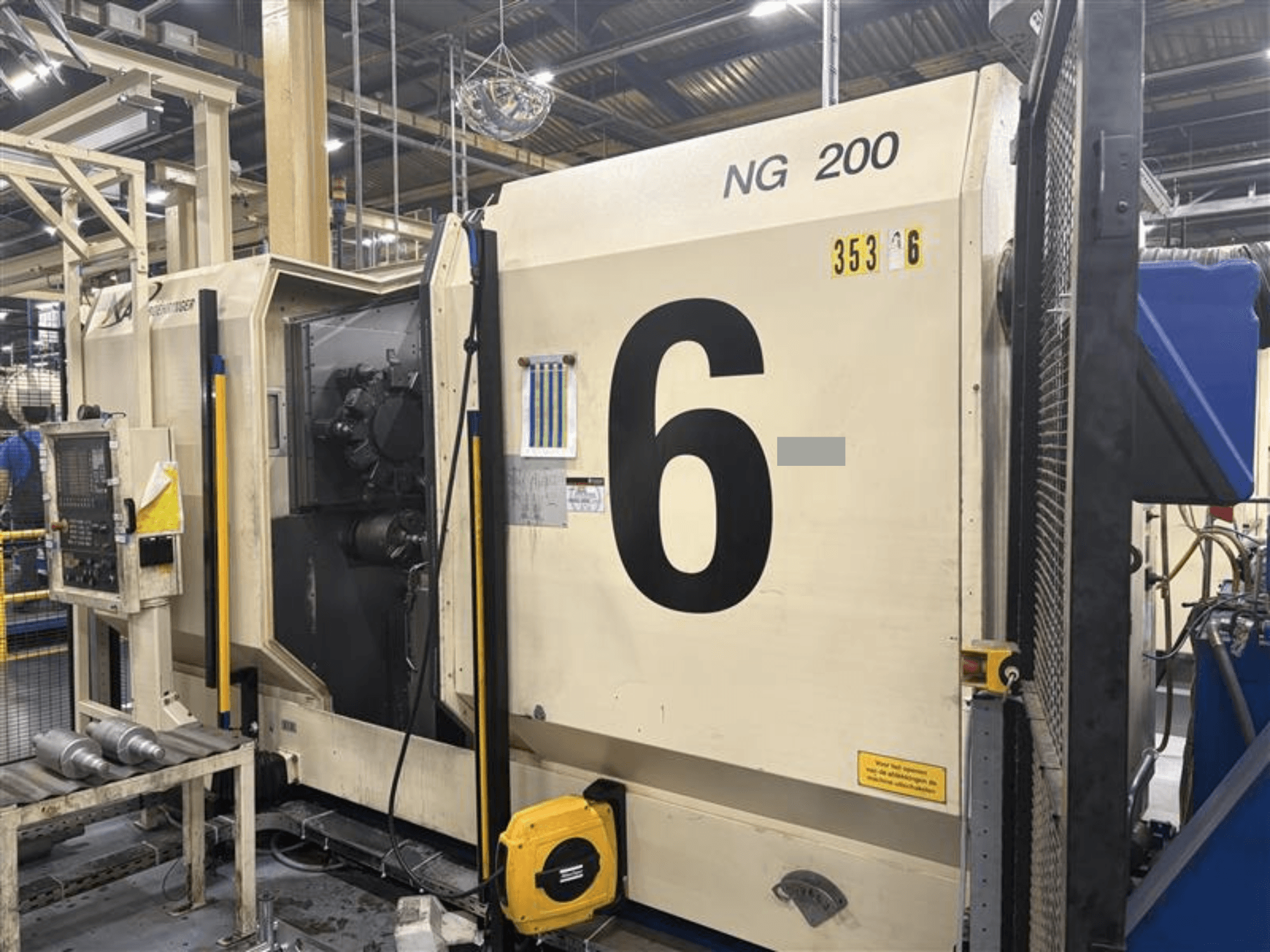 BOEHRINGER NG-200 horisontaalse treipingi esikülg, kus on näha suured numbrid ja juhtpaneel, tehases.