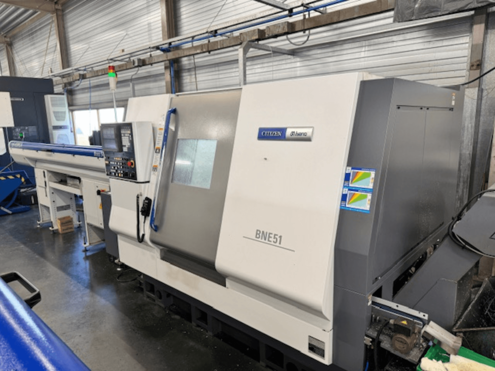 Citizen BNE-51MSY horisontaalne treipingi, külgvaade, kus on näha juhtpaneel ja etteandemehhanism.