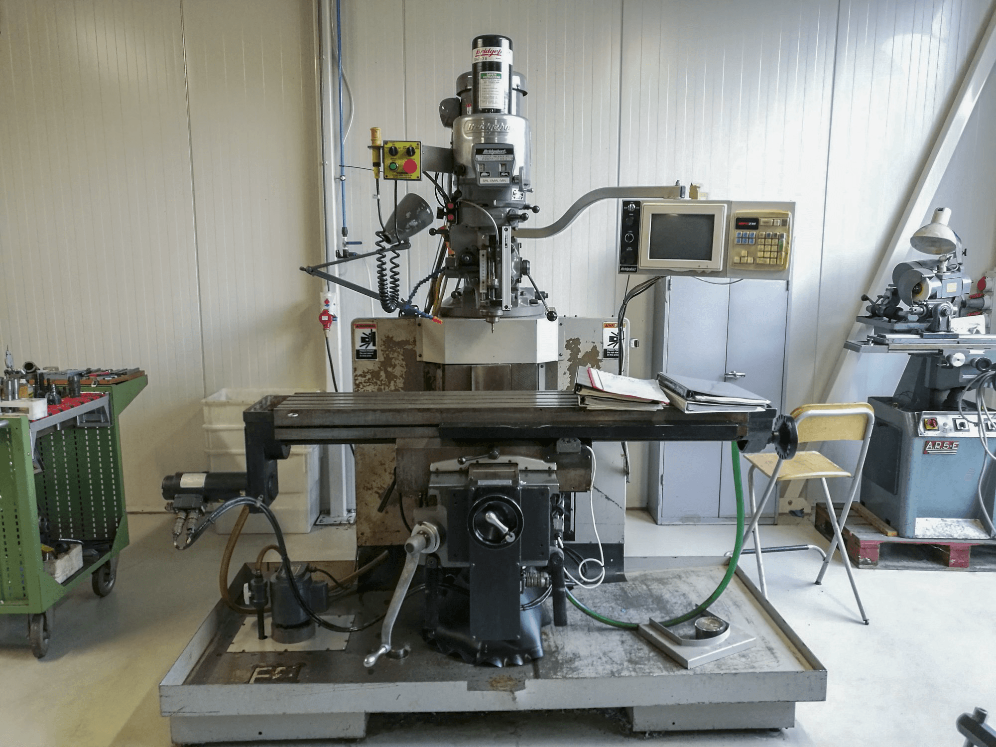 Masina Bridgeport EZ TRAK DX II eestvaade