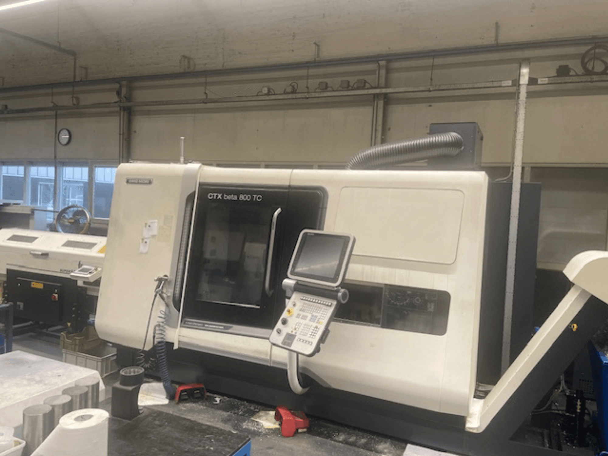 CTX beta 800 TC masin töökojas; esiplaanil on juhtpaneel ja tolmueemaldussüsteem.