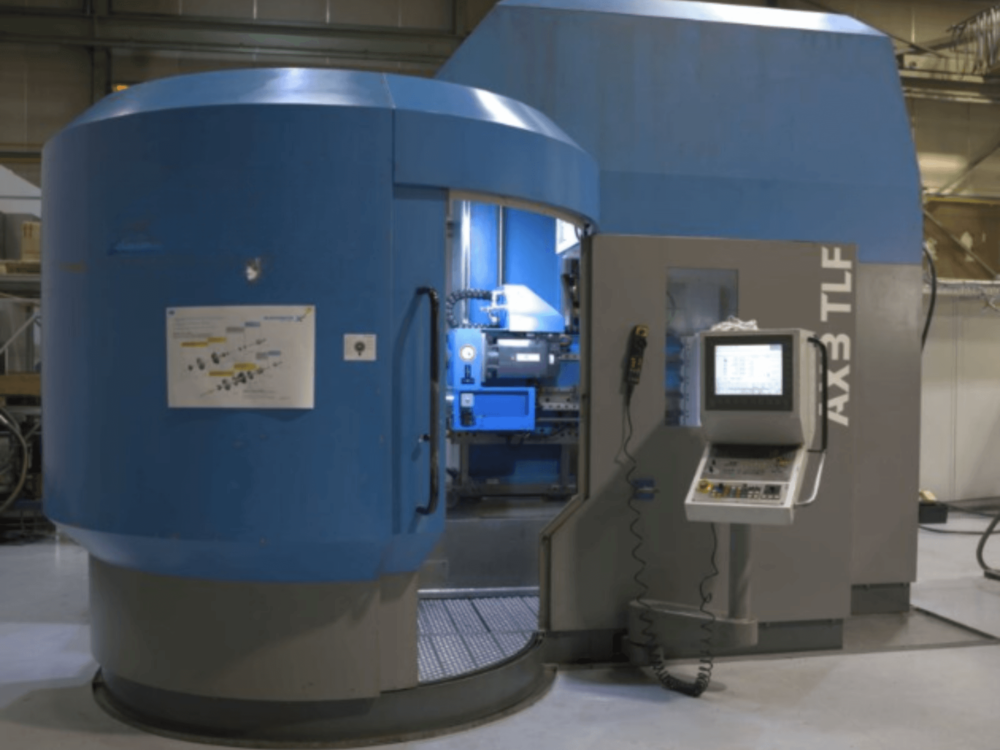 Puurimismasin IXION Auerbach IA2 TLF-1200.4 esiplaanil; juhtpaneel ja sinine korpus.